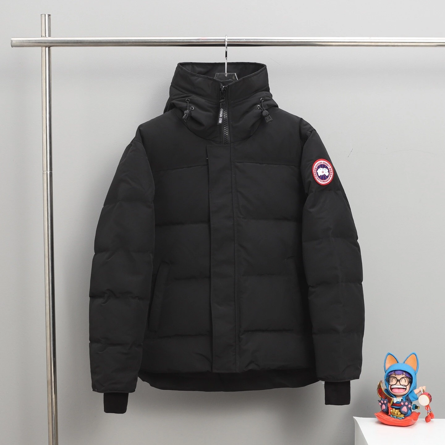 WTOクオリティ CANADA GOOSE(カナダグース) MacMillan TC85 クロップド丈・ジップ・防風・撥水・メタルパーツ・ファートリム ダウンジャケット ユニセックス。 素材:ナイロン・ダウン・ダックダウン・コットン。 サイズ:S/M/L/XL。 オリジナル仕様