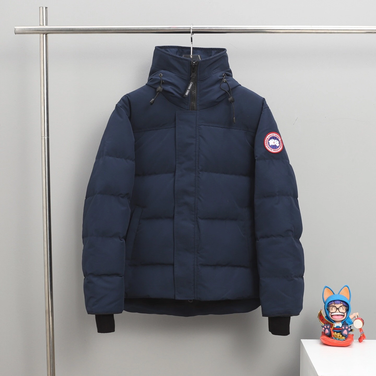 WTOクオリティ CANADA GOOSE(カナダグース) MacMillan TC85 クロップド丈・ジップ・防風・撥水・メタルパーツ・ファートリム ダウンジャケット ユニセックス。 素材:ナイロン・ダウン・ダックダウン・コットン。 サイズ:S/M/L/XL。 オリジナル仕様