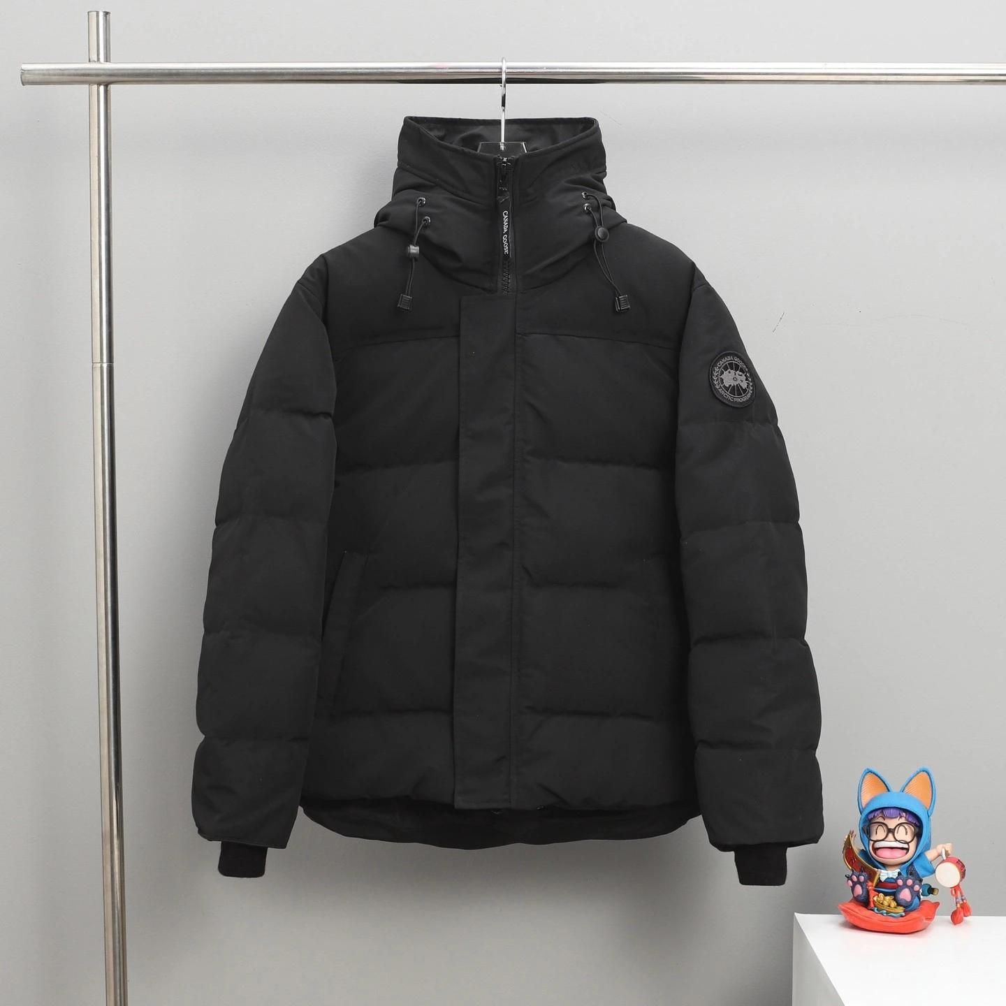WTOクオリティ CANADA GOOSE(カナダグース) MacMillan TC85 クロップド丈・ジップ・防風・撥水・メタルパーツ・ファートリム ダウンジャケット ユニセックス。 素材:ナイロン・ダウン・ダックダウン・コットン。 サイズ:S/M/L/XL。 オリジナル仕様