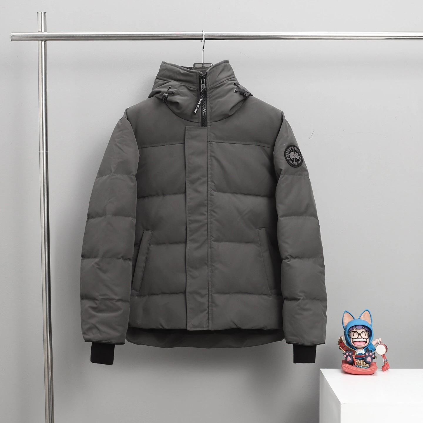 WTOクオリティ CANADA GOOSE(カナダグース) MacMillan TC85 クロップド丈・ジップ・防風・撥水・メタルパーツ・ファートリム ダウンジャケット ユニセックス。 素材:ナイロン・ダウン・ダックダウン・コットン。 サイズ:S/M/L/XL。 オリジナル仕様