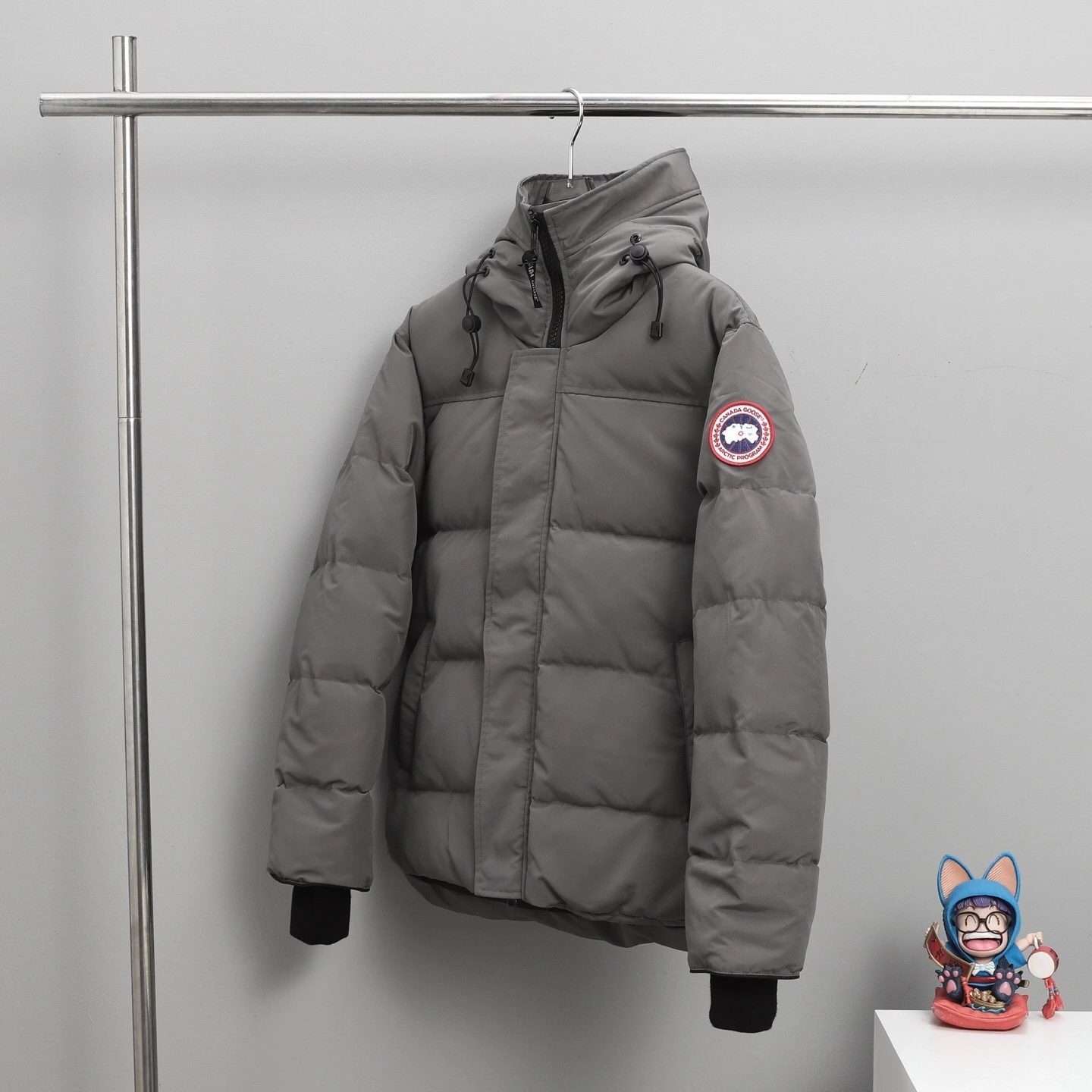 WTOクオリティ CANADA GOOSE(カナダグース) MacMillan TC85 クロップド丈・ジップ・防風・撥水・メタルパーツ・ファートリム ダウンジャケット ユニセックス。 素材:ナイロン・ダウン・ダックダウン・コットン。 サイズ:S/M/L/XL。 オリジナル仕様