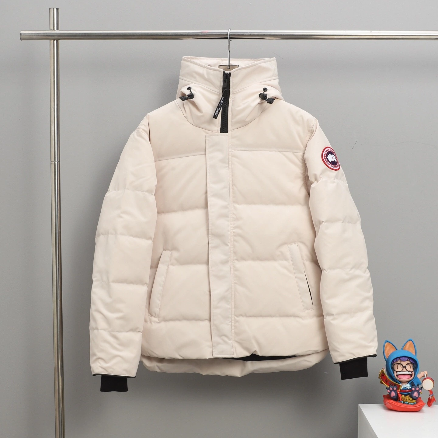 WTOクオリティ CANADA GOOSE(カナダグース) MacMillan TC85 クロップド丈・ジップ・防風・撥水・メタルパーツ・ファートリム ダウンジャケット ユニセックス。 素材:ナイロン・ダウン・ダックダウン・コットン。 サイズ:S/M/L/XL。 オリジナル仕様