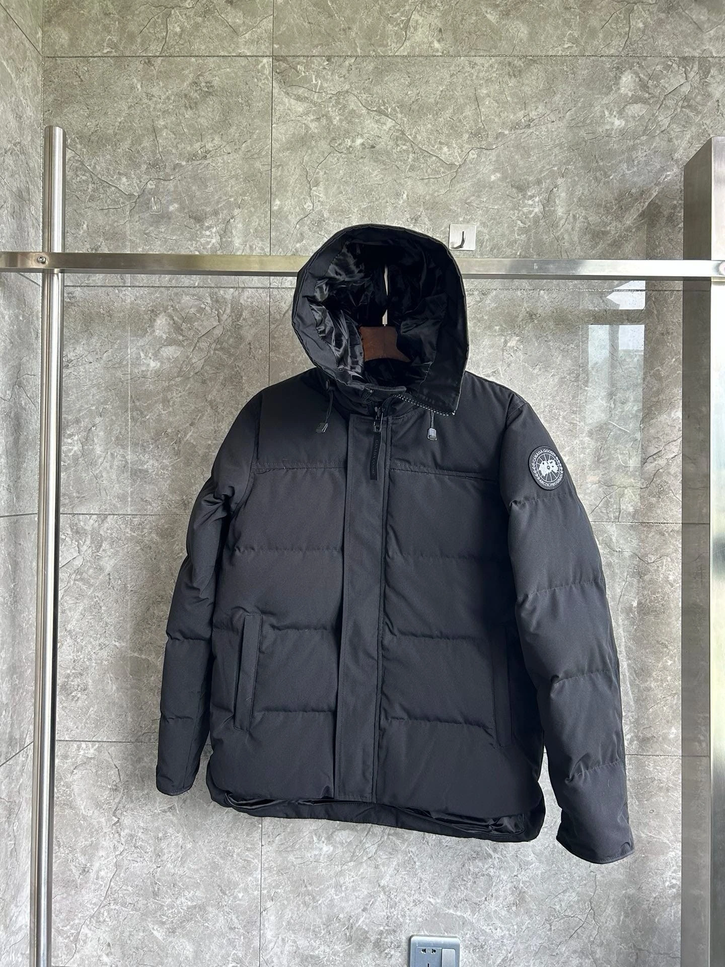 WTOクオリティ CANADA GOOSE(カナダグース) MacMillan TC85 クロップド丈・ジップ・防風・撥水・メタルパーツ・ファートリム ダウンジャケット ユニセックス。 素材:ナイロン・ダウン・ダックダウン・コットン。 サイズ:S/M/L/XL。 オリジナル仕様