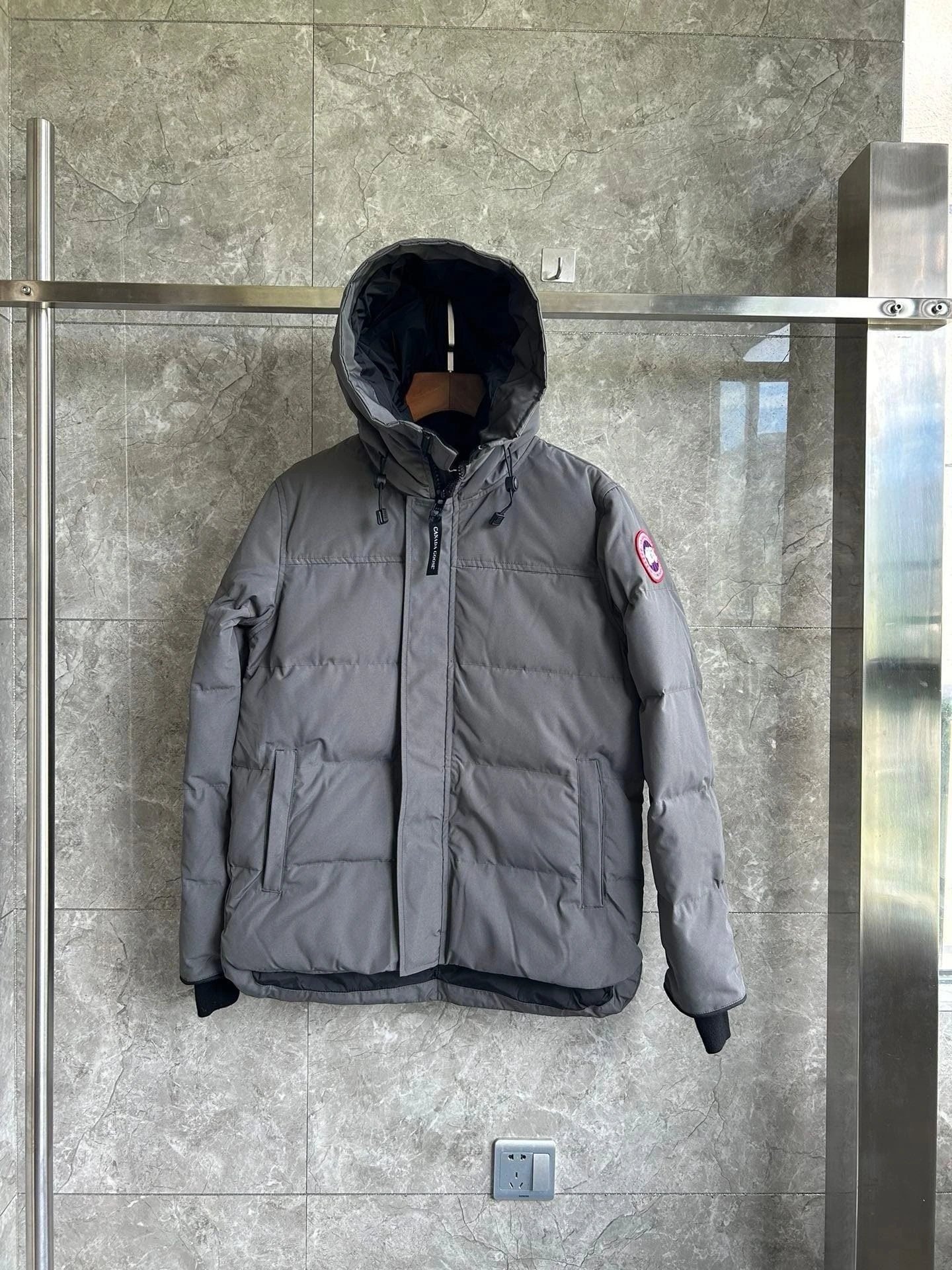 WTOクオリティ CANADA GOOSE(カナダグース) MacMillan TC85 クロップド丈・ジップ・防風・撥水・メタルパーツ・ファートリム ダウンジャケット ユニセックス。 素材:ナイロン・ダウン・ダックダウン・コットン。 サイズ:S/M/L/XL。 オリジナル仕様