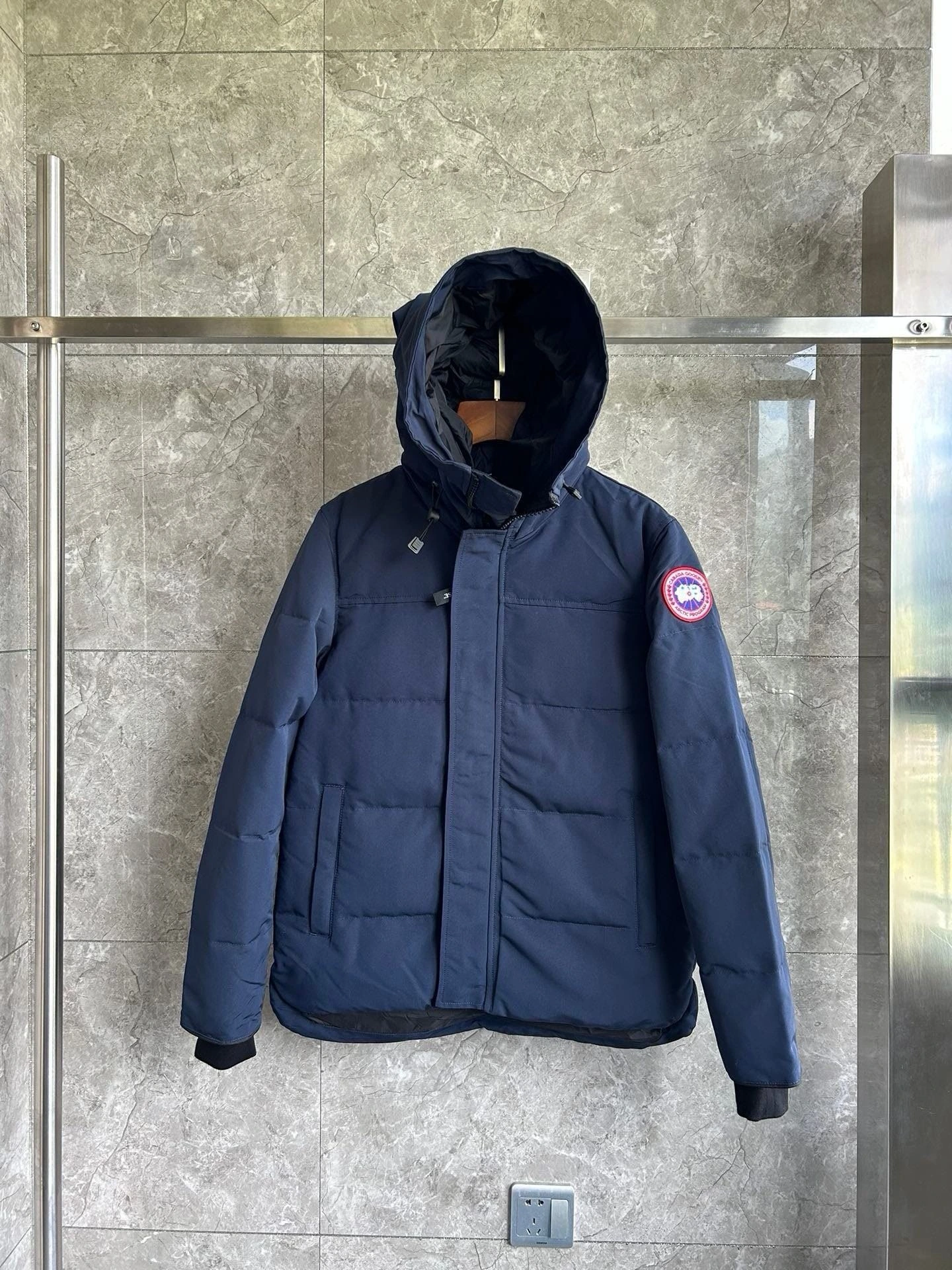 WTOクオリティ CANADA GOOSE(カナダグース) MacMillan TC85 クロップド丈・ジップ・防風・撥水・メタルパーツ・ファートリム ダウンジャケット ユニセックス。 素材:ナイロン・ダウン・ダックダウン・コットン。 サイズ:S/M/L/XL。 オリジナル仕様