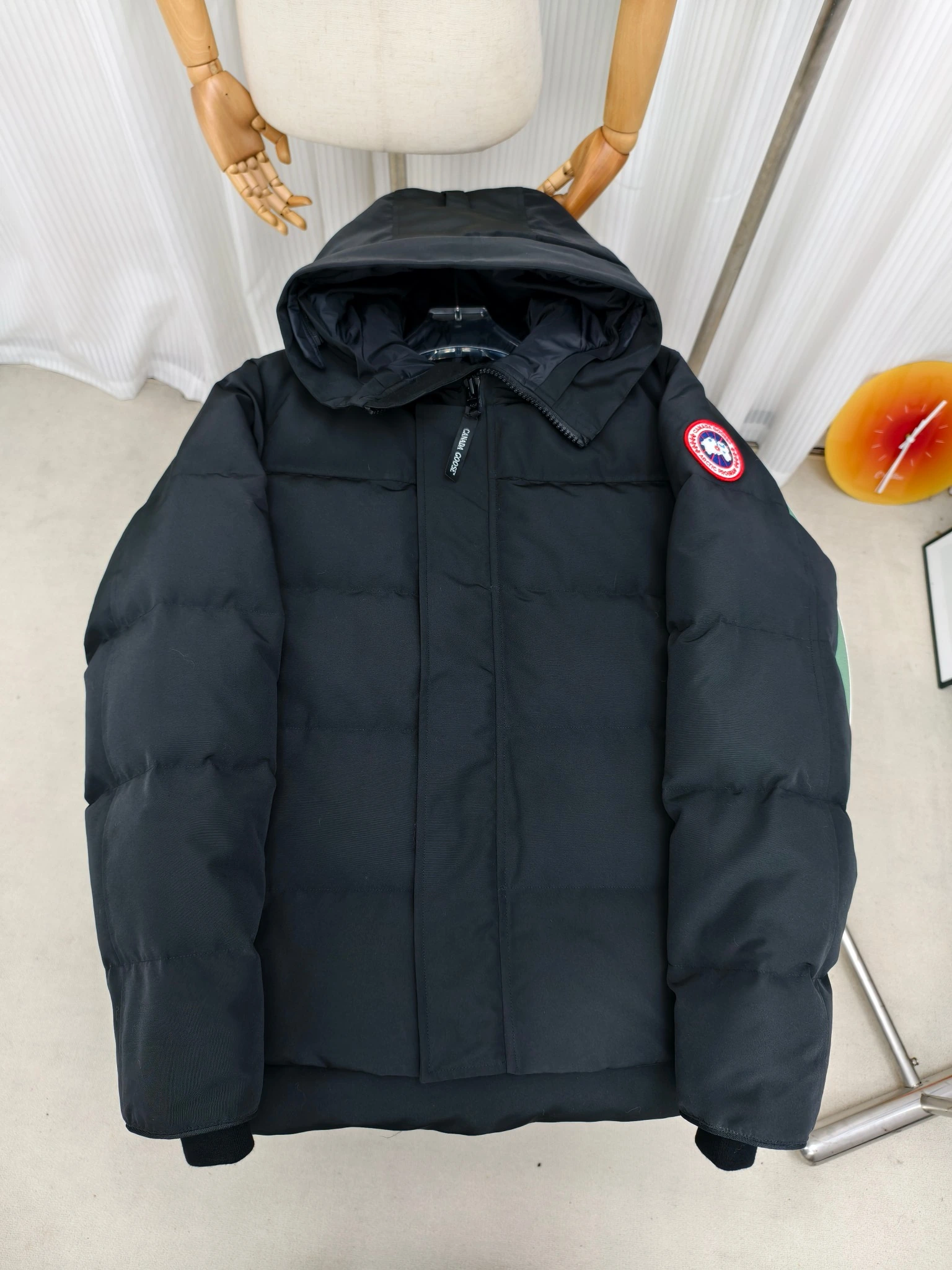 CANADA GOOSE(カナダグース) MacMillan ジップ・ポケット・保温性・キルティング・取り外し可能・調節可能・ファートリム・リブ コート。 素材:ダウン・ダックダウン。 カラー:ブラック(ブラックラベル) / ブラック(レッドラベル) / アイボリー / グレー / ブラック / レッド。 サイズ:XS-2XL