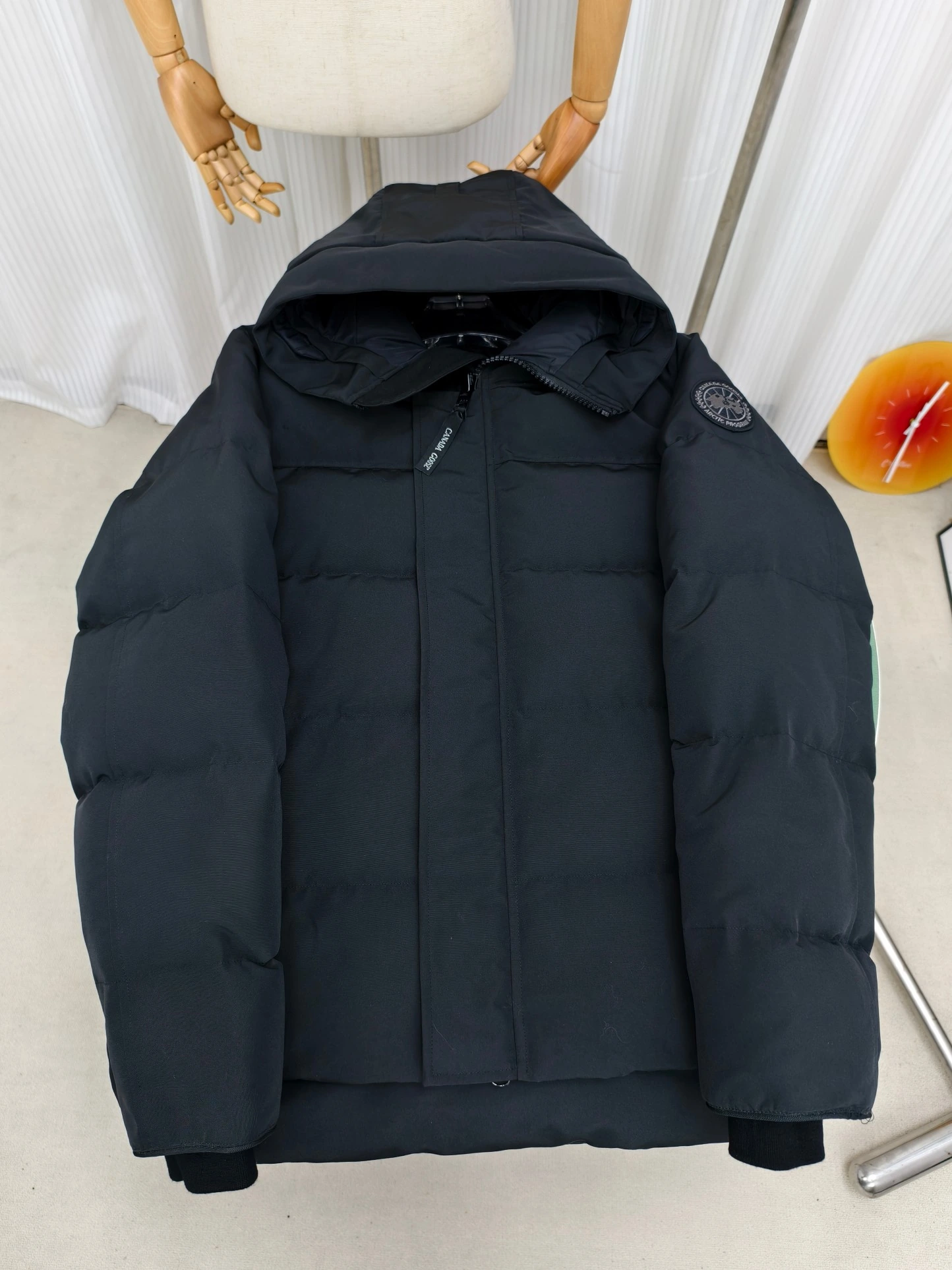 CANADA GOOSE(カナダグース) MacMillan ジップ・ポケット・保温性・キルティング・取り外し可能・調節可能・ファートリム・リブ コート。 素材:ダウン・ダックダウン。 カラー:ブラック(ブラックラベル) / ブラック(レッドラベル) / アイボリー / グレー / ブラック / レッド。 サイズ:XS-2XL