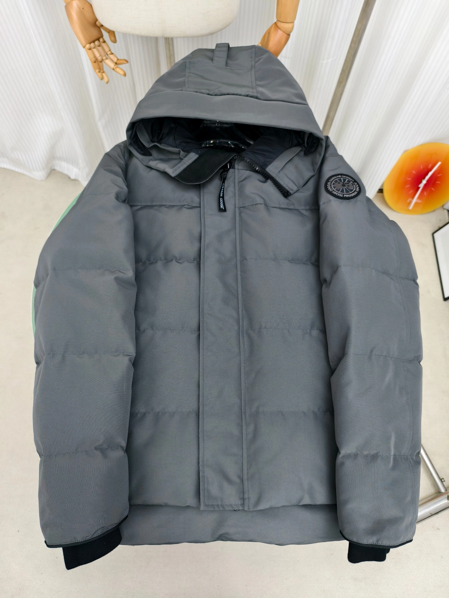 CANADA GOOSE(カナダグース) MacMillan ジップ・ポケット・保温性・キルティング・取り外し可能・調節可能・ファートリム・リブ コート。 素材:ダウン・ダックダウン。 カラー:ブラック(ブラックラベル) / ブラック(レッドラベル) / アイボリー / グレー / ブラック / レッド。 サイズ:XS-2XL