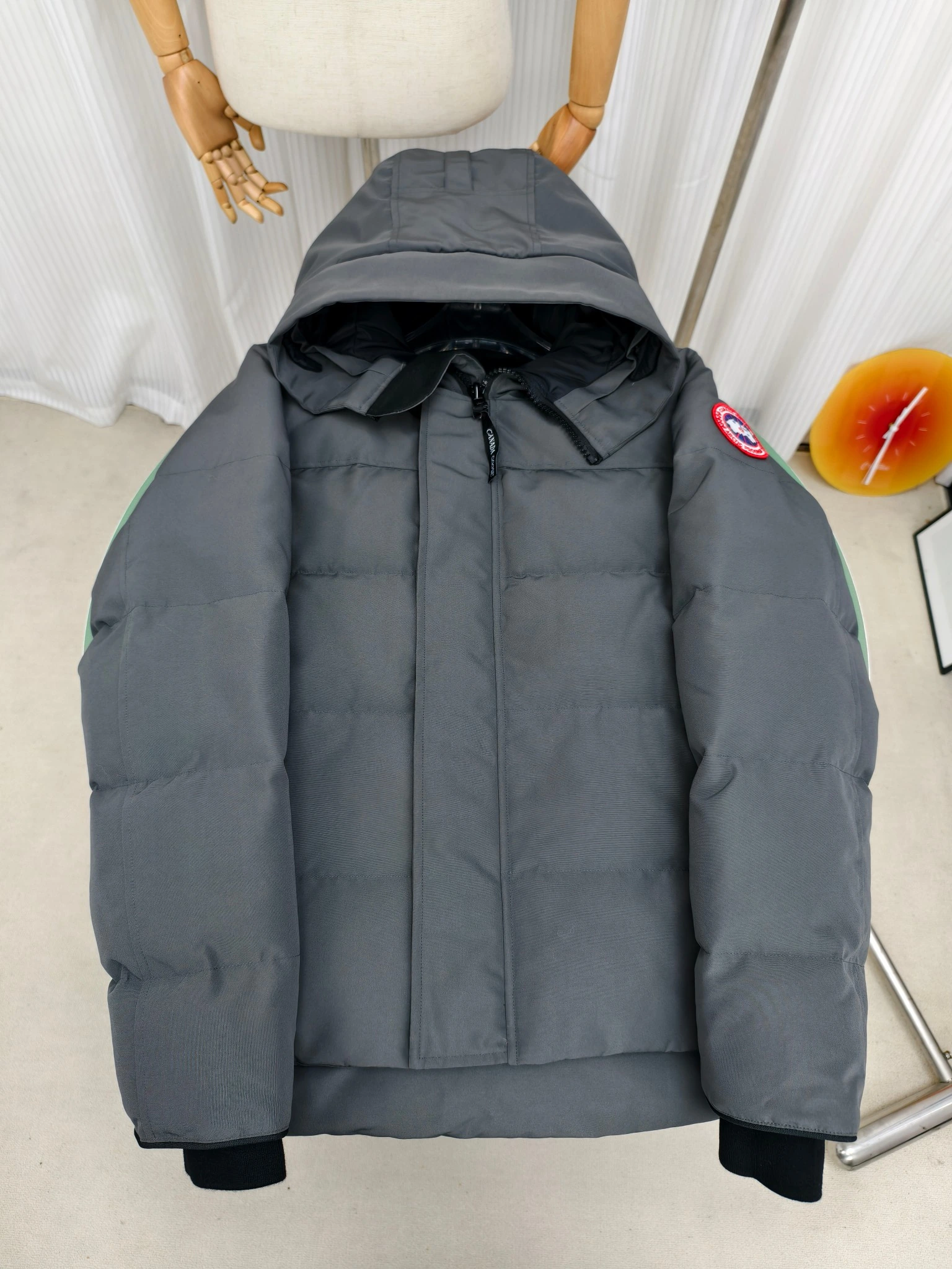 CANADA GOOSE(カナダグース) MacMillan ジップ・ポケット・保温性・キルティング・取り外し可能・調節可能・ファートリム・リブ コート。 素材:ダウン・ダックダウン。 カラー:ブラック(ブラックラベル) / ブラック(レッドラベル) / アイボリー / グレー / ブラック / レッド。 サイズ:XS-2XL