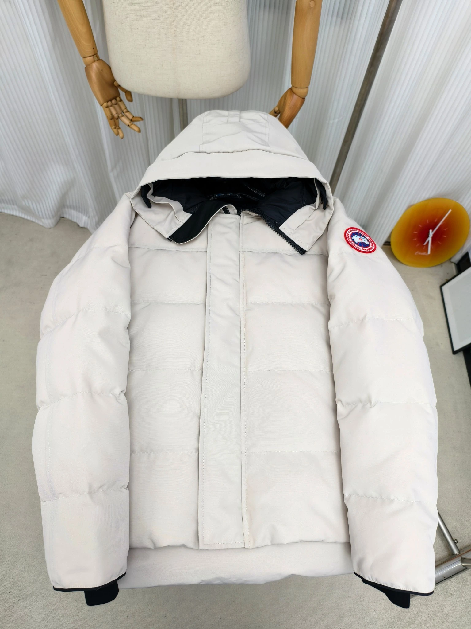 CANADA GOOSE(カナダグース) MacMillan ジップ・ポケット・保温性・キルティング・取り外し可能・調節可能・ファートリム・リブ コート。 素材:ダウン・ダックダウン。 カラー:ブラック(ブラックラベル) / ブラック(レッドラベル) / アイボリー / グレー / ブラック / レッド。 サイズ:XS-2XL