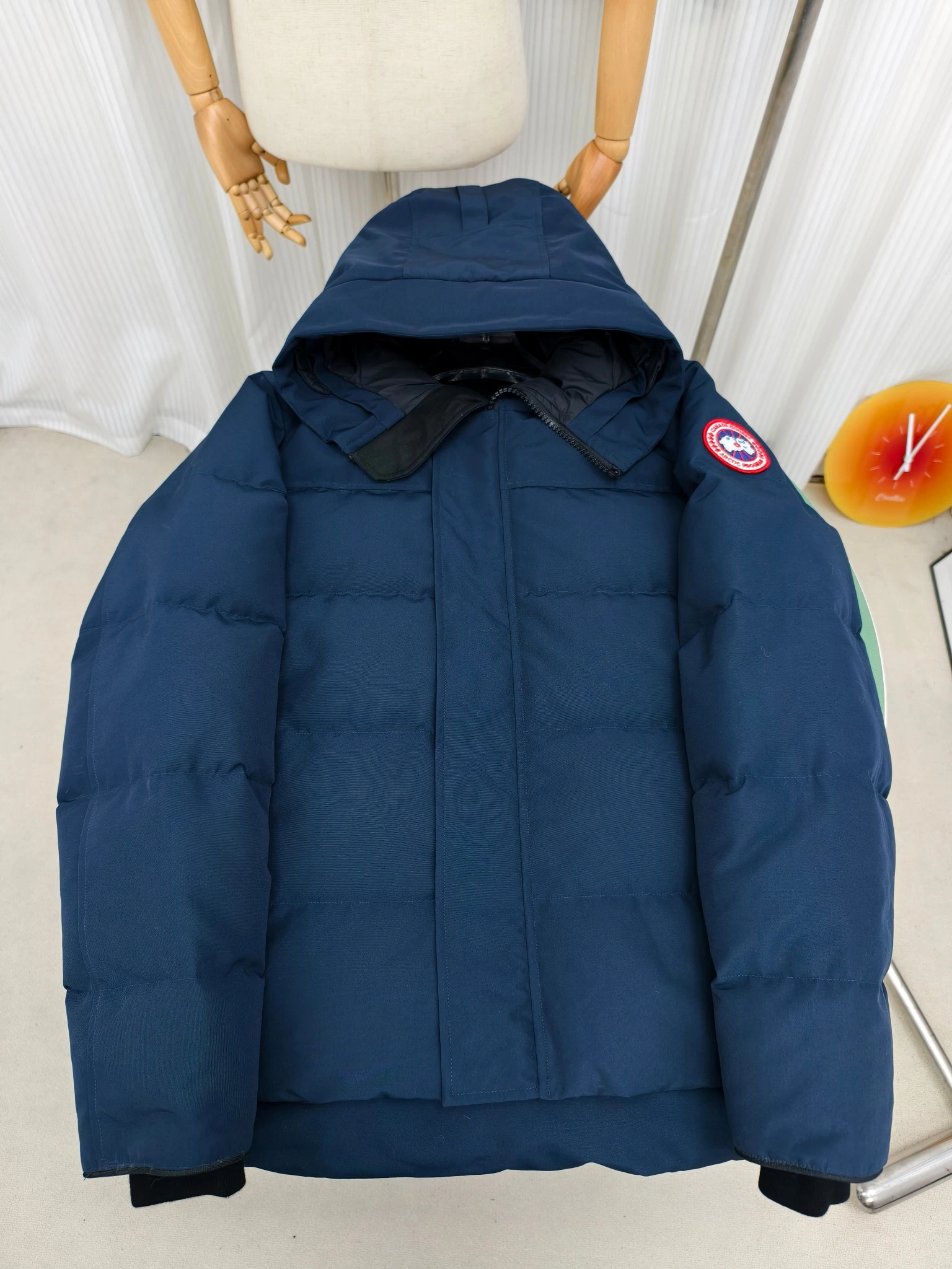 CANADA GOOSE(カナダグース) MacMillan ジップ・ポケット・保温性・キルティング・取り外し可能・調節可能・ファートリム・リブ コート。 素材:ダウン・ダックダウン。 カラー:ブラック(ブラックラベル) / ブラック(レッドラベル) / アイボリー / グレー / ブラック / レッド。 サイズ:XS-2XL