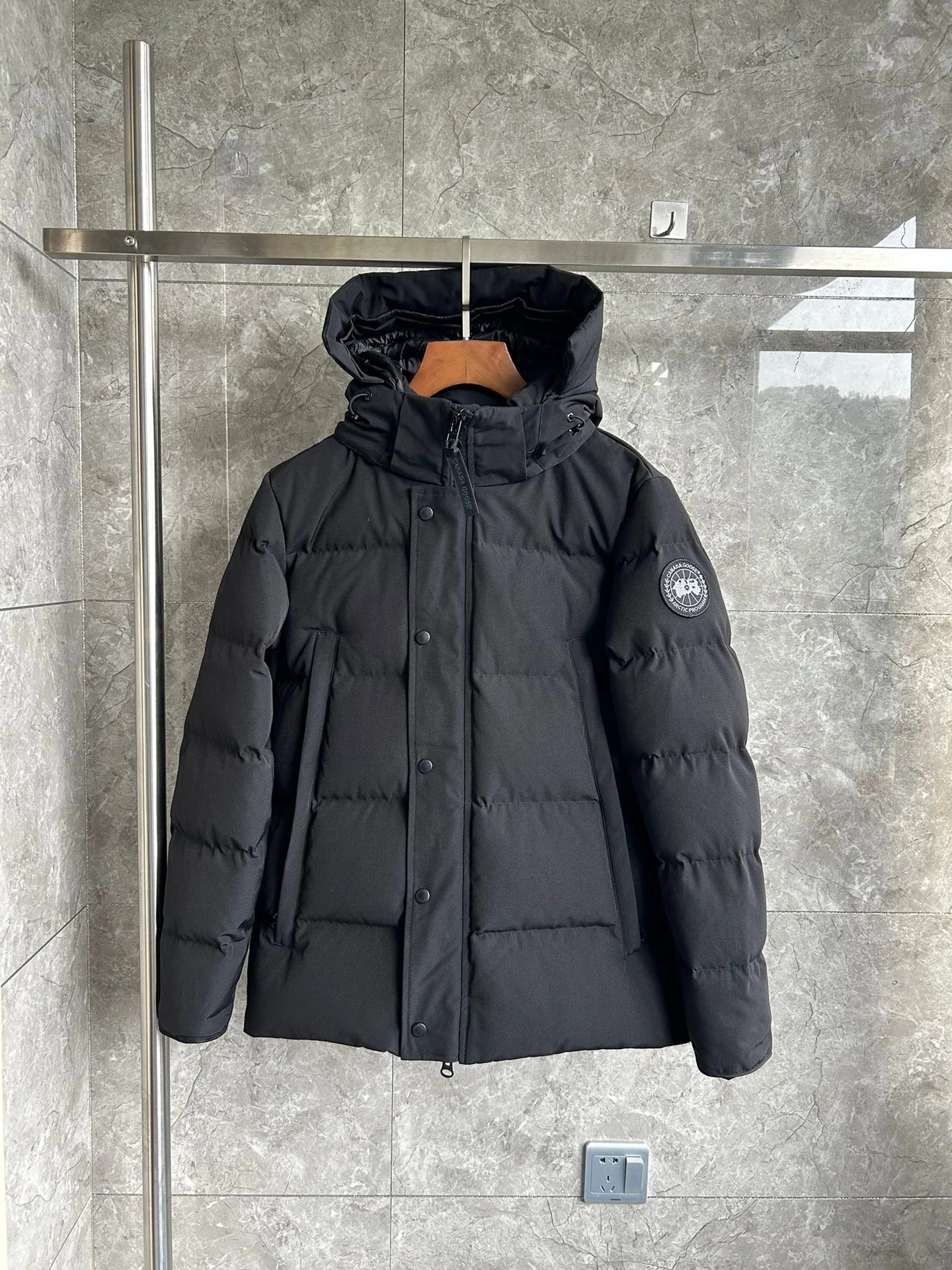 WTOクオリティ E2048MB アイテム。 素材:ダウン。 カラー:ブラック(ブラックラベル)。 サイズ:S/M/L/XL