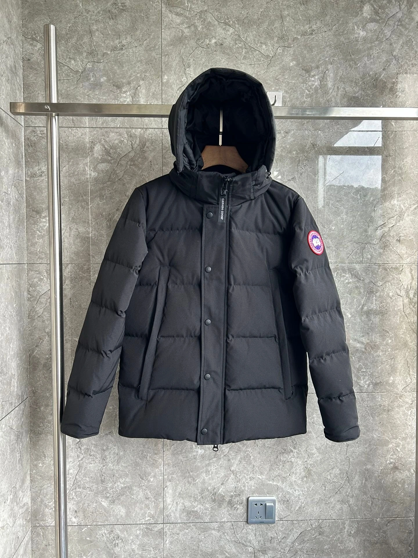 WTOクオリティ E2048MB アイテム。 素材:ダウン。 カラー:ブラック(レッドラベル)。 サイズ:S/M/L/XL
