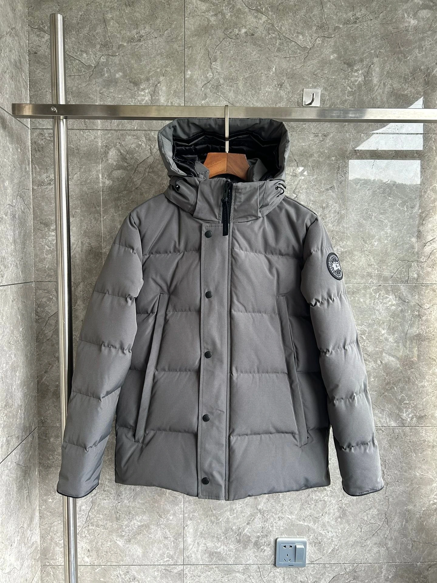WTOクオリティ E2048MB アイテム。 素材:ダウン。 カラー:グレー / ブラック。 サイズ:S/M/L/XL