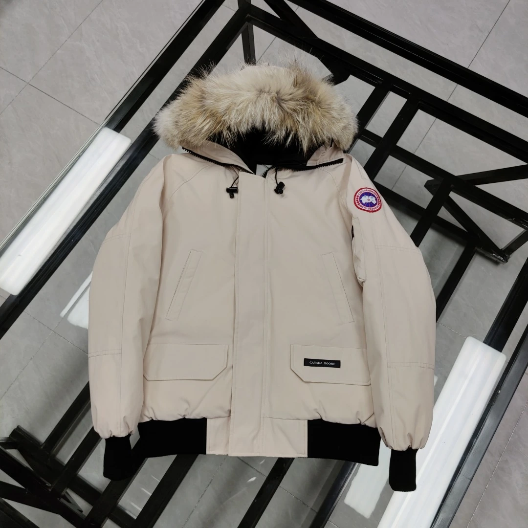 CANADA GOOSE(カナダグース) Expedition ウォッシュ加工・ジップ・ポケット・ソフトな風合い・撥水・ファートリム ダウンジャケット ユニセックス。 素材:ダウン・ダックダウン。 オリジナル仕様