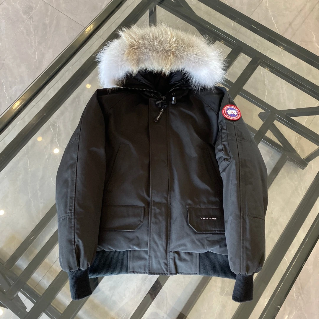 CANADA GOOSE(カナダグース) Expedition ウォッシュ加工・ジップ・ポケット・ソフトな風合い・撥水・ファートリム ダウンジャケット ユニセックス。 素材:ダウン・ダックダウン。 オリジナル仕様