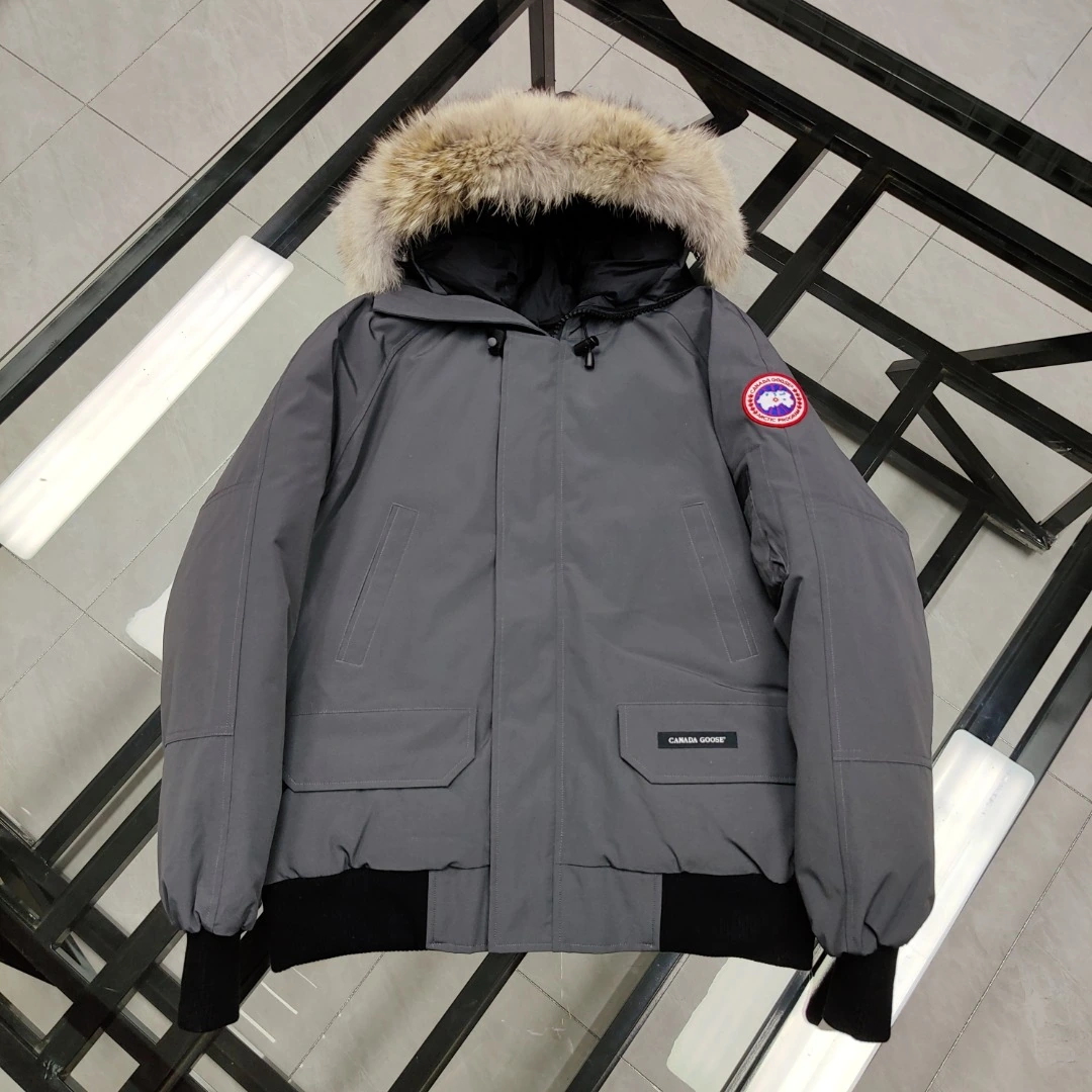 CANADA GOOSE(カナダグース) Expedition ウォッシュ加工・ジップ・ポケット・ソフトな風合い・撥水・ファートリム ダウンジャケット ユニセックス。 素材:ダウン・ダックダウン。 サイズ:S。 オリジナル仕様