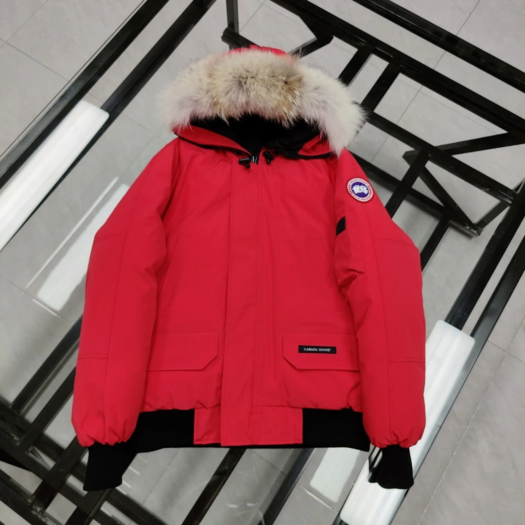 CANADA GOOSE(カナダグース) Expedition ウォッシュ加工・ジップ・ポケット・ソフトな風合い・撥水・ファートリム ダウンジャケット ユニセックス。 素材:ダウン・ダックダウン。 サイズ:S。 オリジナル仕様