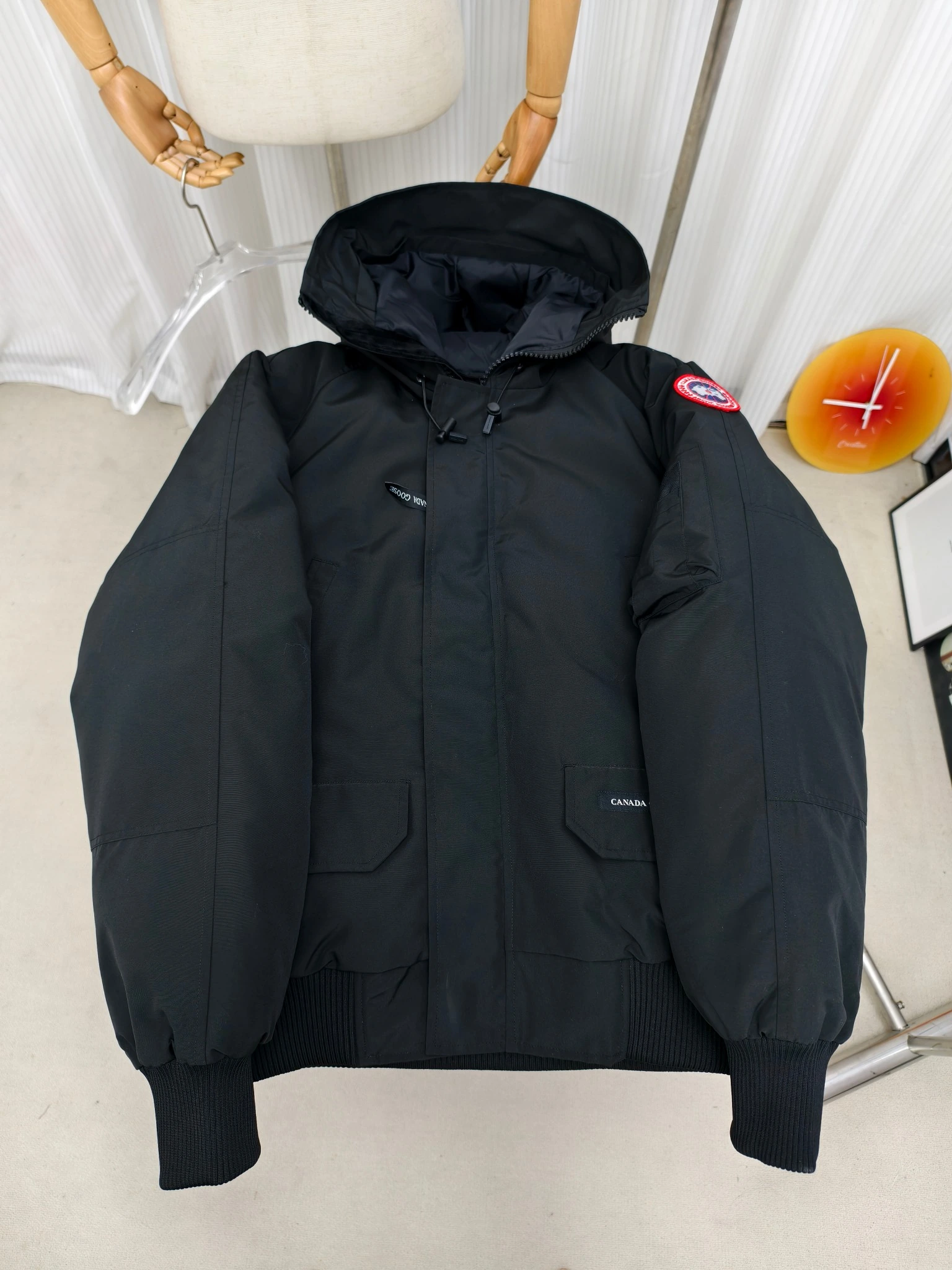 CANADA GOOSE(カナダグース) Chilliwack 保温性・リブ ボンバージャケット。 素材:ダックダウン。 カラー:アイボリー / ブラック / グレー。 サイズ:XS-2XL