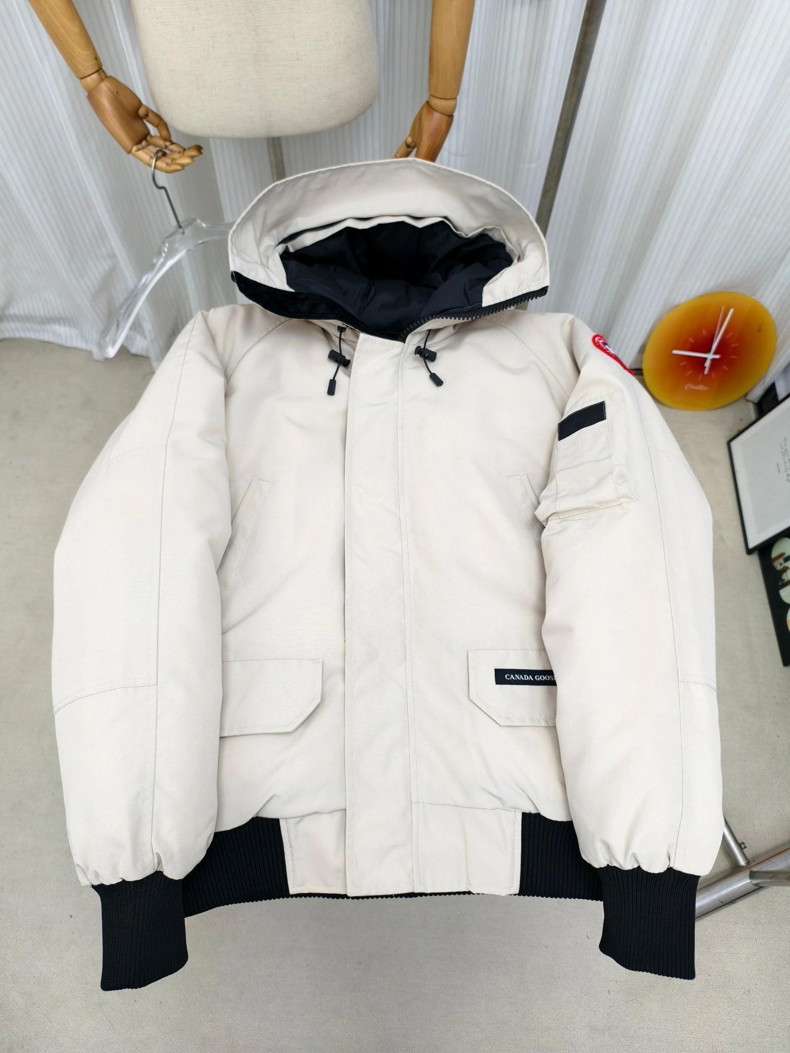 CANADA GOOSE(カナダグース) Chilliwack 保温性・リブ ボンバージャケット。 素材:ダックダウン。 カラー:アイボリー / ブラック / グレー。 サイズ:XS-2XL