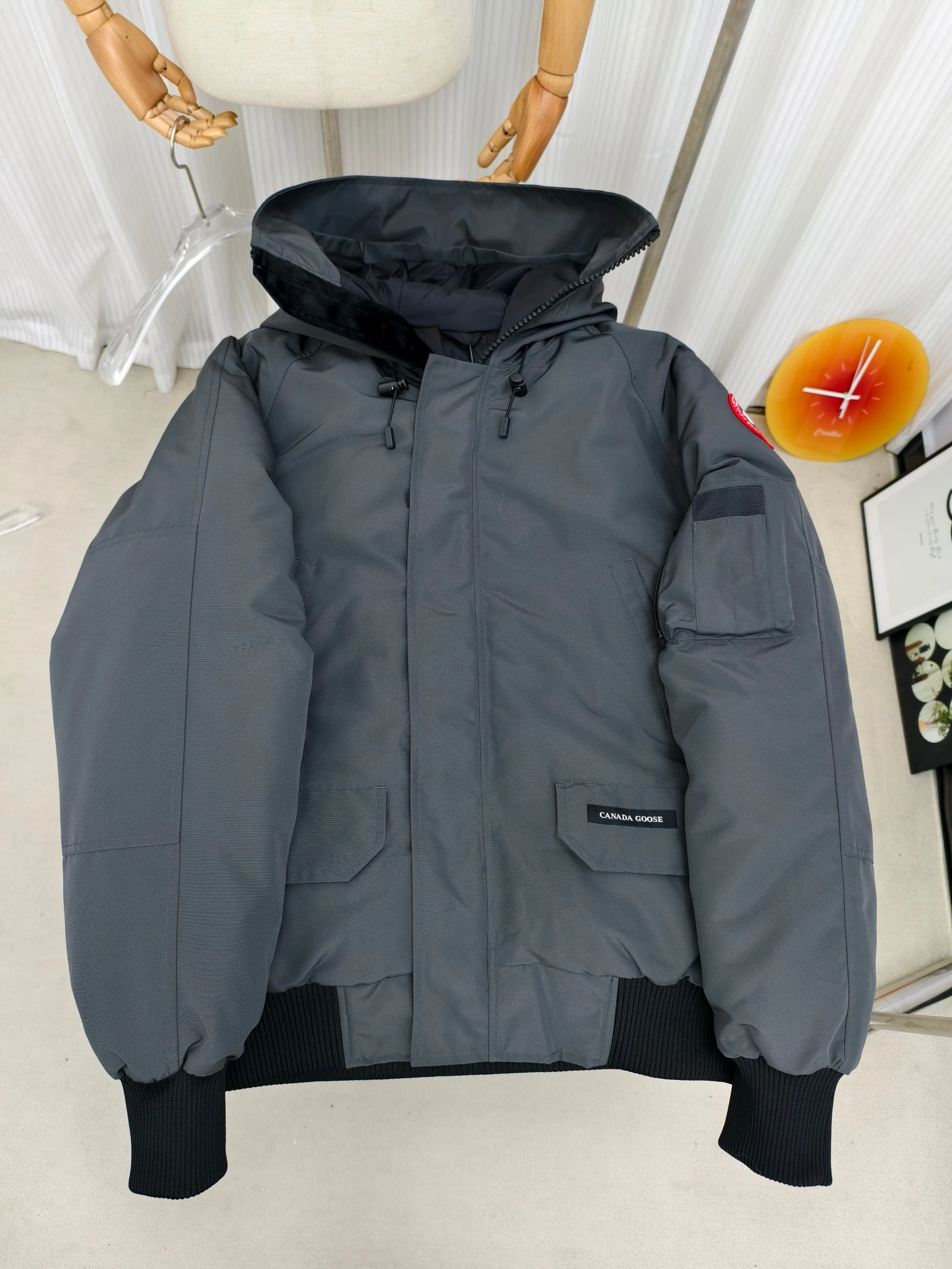 CANADA GOOSE(カナダグース) Chilliwack 保温性・リブ ボンバージャケット。 素材:ダックダウン。 カラー:アイボリー / ブラック / グレー。 サイズ:XS-2XL