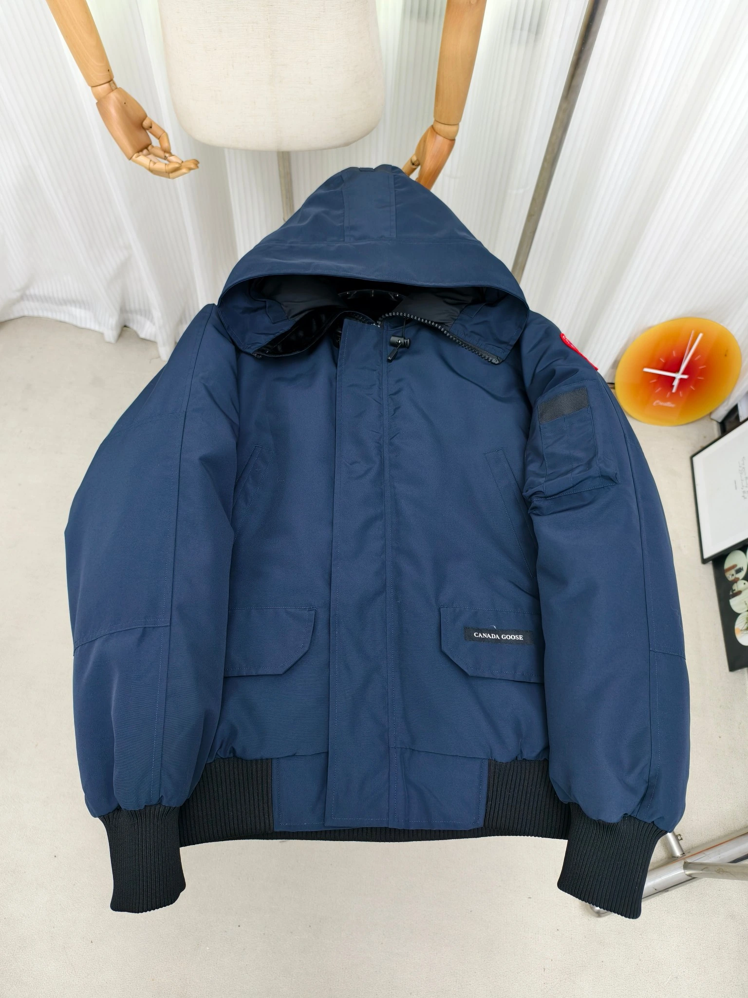 CANADA GOOSE(カナダグース) Chilliwack 保温性・リブ ボンバージャケット。 素材:ダックダウン。 カラー:アイボリー / ブラック / グレー。 サイズ:XS-2XL