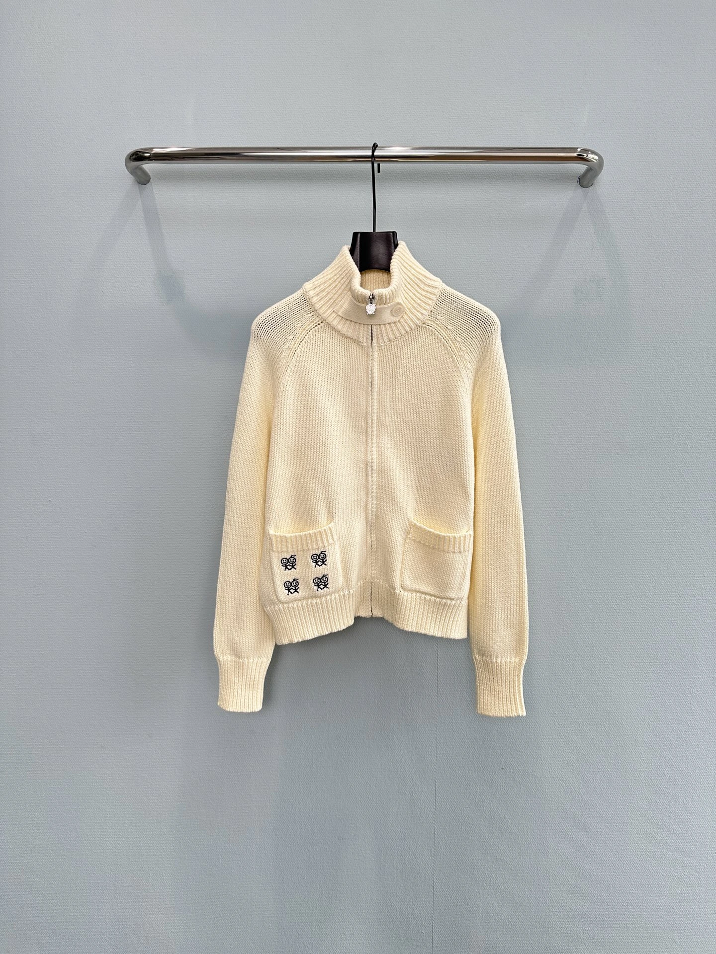 26SS 刺繍・グラフィック・ポケット・リブ ニットトップス。 在庫あり