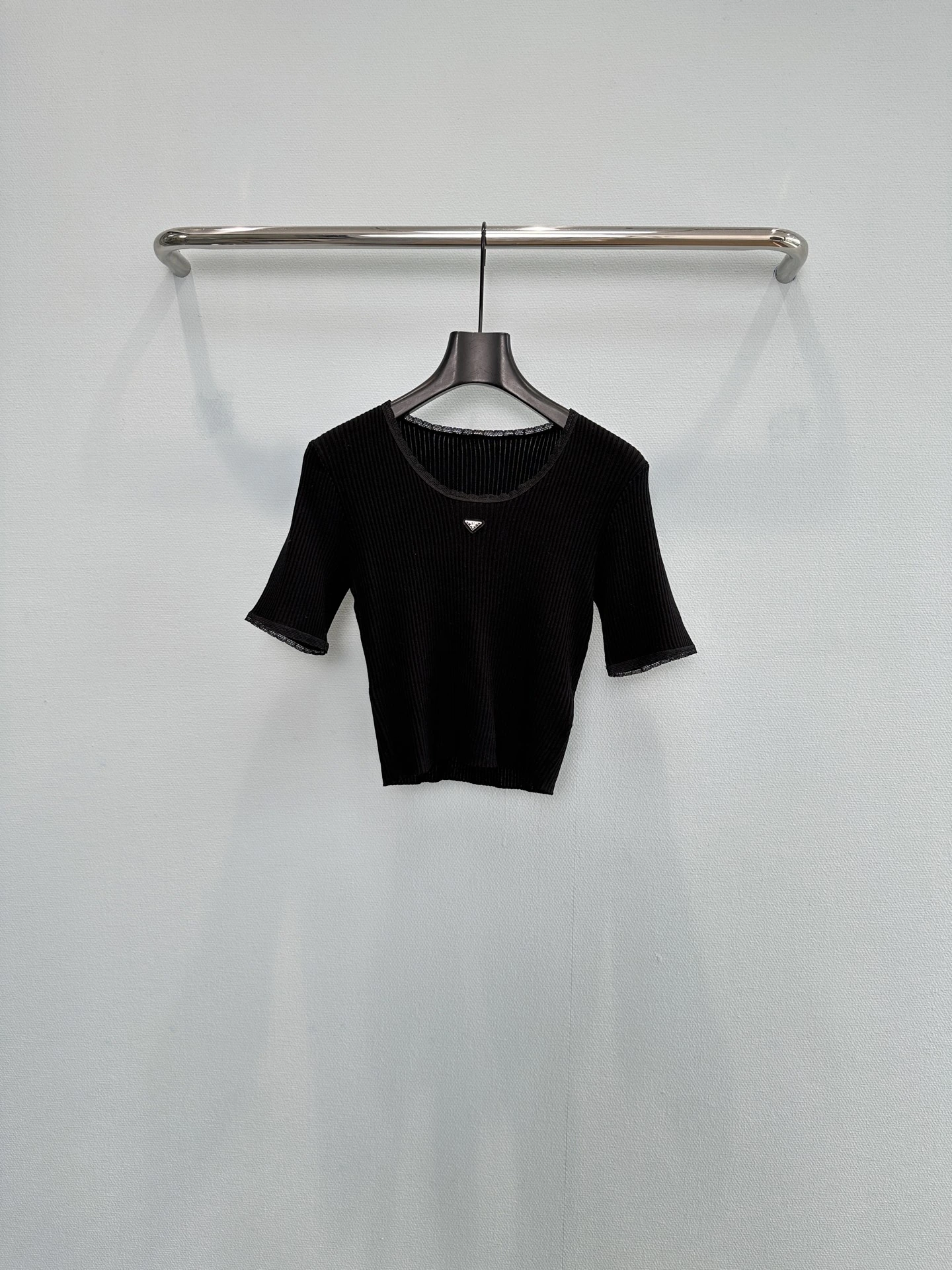 26SS レース・クロップド丈・リブ・ロゴディテール Tシャツ。 素材:コットン。 在庫あり