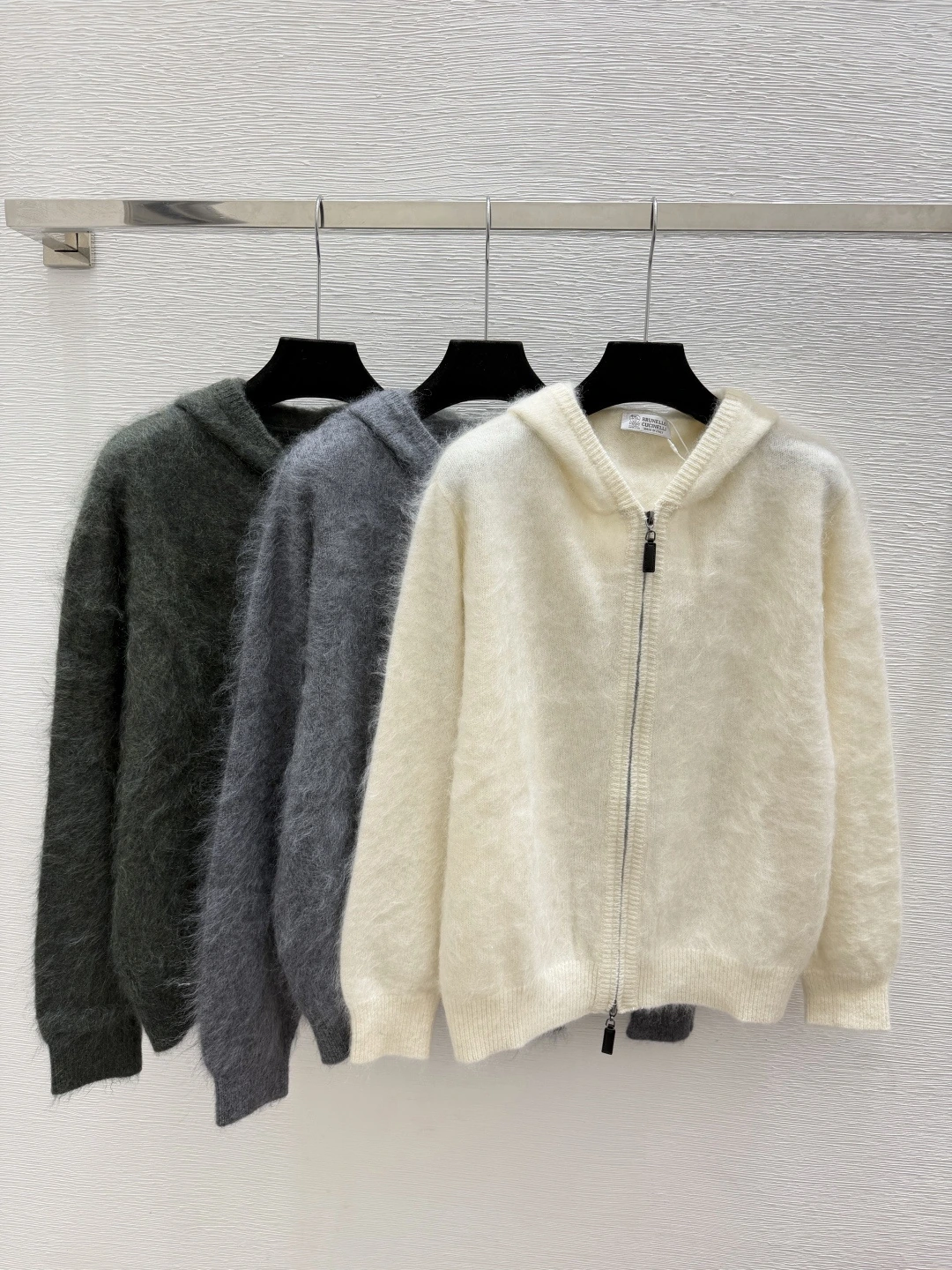 Brunello Cucinelli(ブルネロ クチネリ) 初秋 フード付き カーディガン。 カラー:ホワイト / グレー / グリーン。 サイズ:36 / 38 / 40