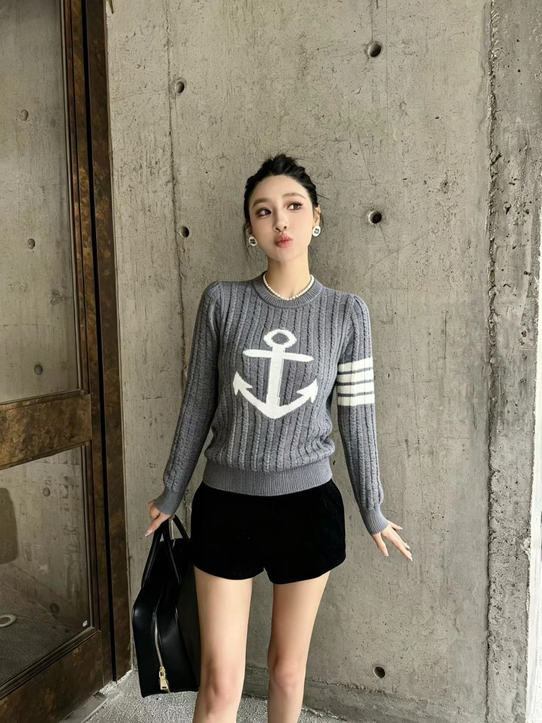 Thom Browne(トム ブラウン) 初秋 コントラスト配色・クルーネック 長袖ニット。 カラー:ロイヤルブルー / ホワイト / グレー / レッド。 サイズ:36 / 38 / 40