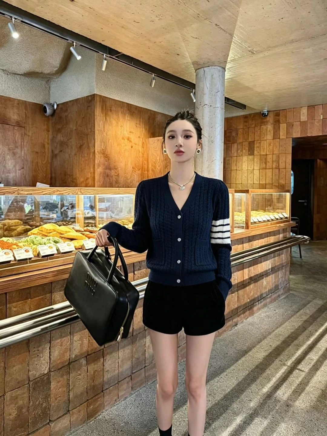 Thom Browne(トム ブラウン) 初秋 コントラスト配色・Vネック カーディガン。 カラー:ロイヤルブルー / ホワイト / グレー / レッド。 サイズ:36 / 38 / 40