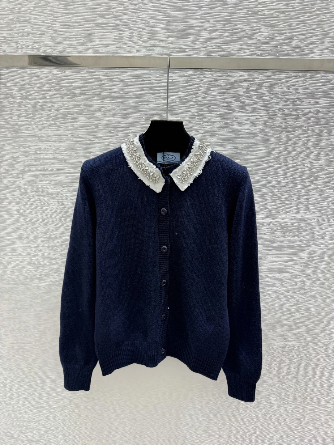 PRADA(プラダ) 初秋 コントラスト配色・クルーネック カーディガン。 カラー:ロイヤルブルー。 サイズ:36 / 38 / 40