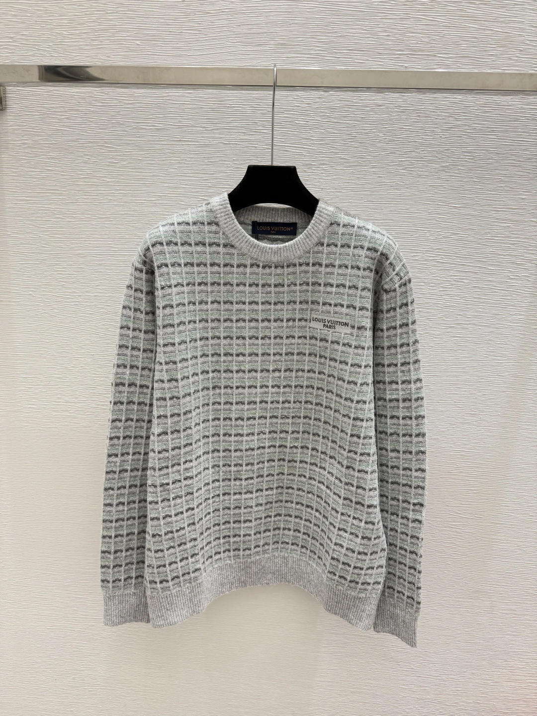 Louis Vuitton(ルイ・ヴィトン / LV) 初秋 コントラスト配色・ストライプ・クルーネック 長袖ニット。 カラー:グレー。 サイズ:36 / 38 / 40