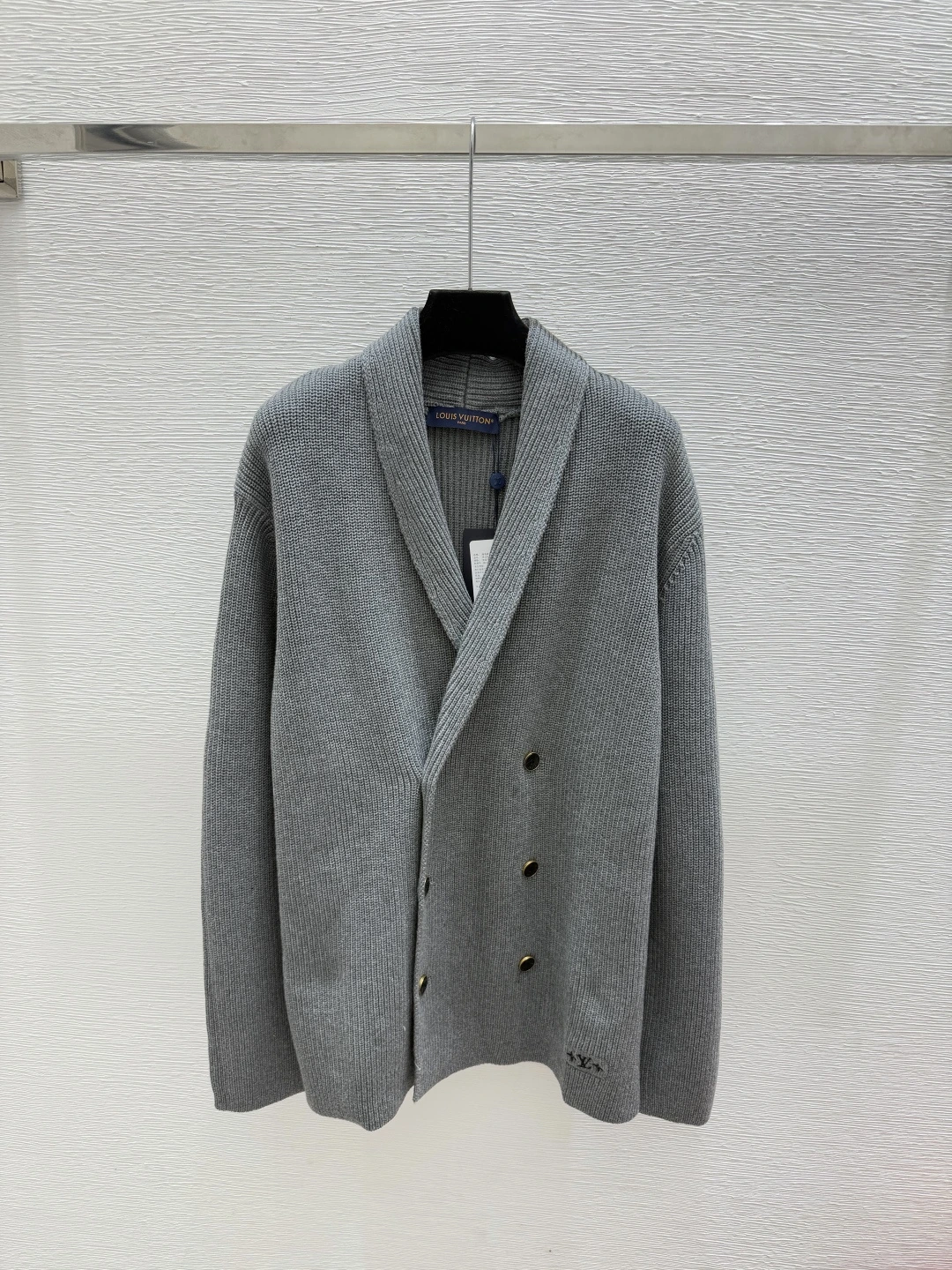 Louis Vuitton(ルイ・ヴィトン / LV) 初秋 Vネック カーディガン。 カラー:グレー。 サイズ:36 / 38 / 40