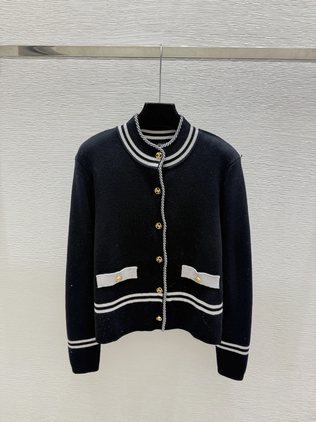 HERMÈS(エルメス) 初秋 コントラスト配色・クルーネック カーディガン。 カラー:ブラック。 サイズ:36 / 38 / 40