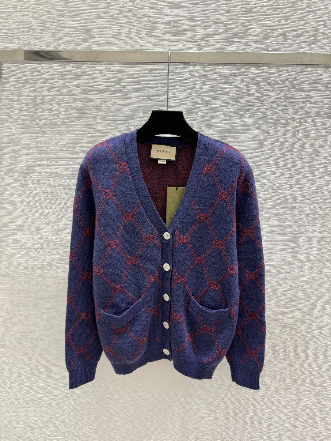 初秋 コントラスト配色・Vネック・Monogram・レタリング カーディガン。 カラー:ロイヤルブルー。 サイズ:36 / 38 / 40