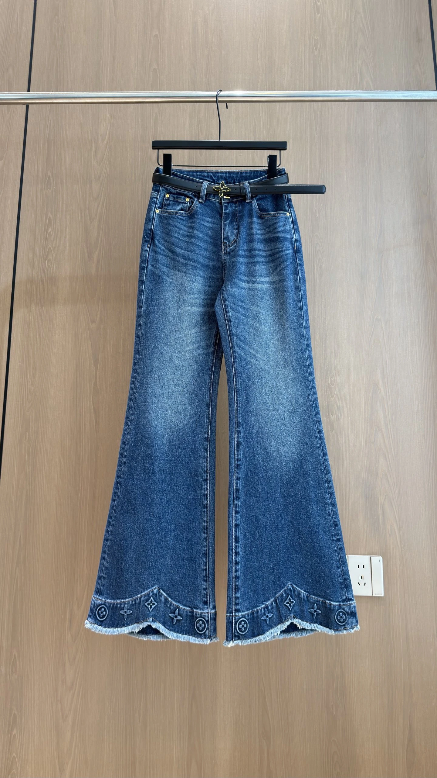 Vuitto ベルト付き・通気性・フレア・エンボス加工・Monogram デニムパンツ。 素材:デニム。 在庫あり