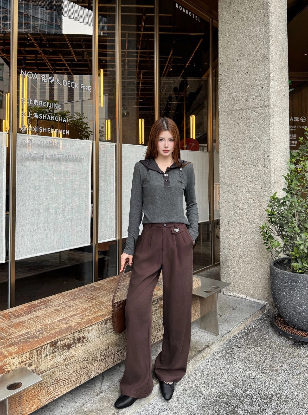 きめ細かく柔らかな風合い。定番で若々しい印象のアイテム。トレンド感のあるデザイン