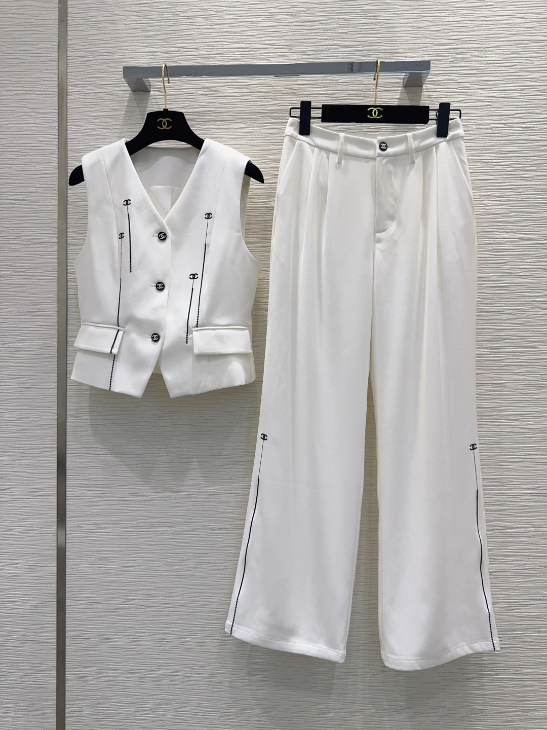 CHANEL(シャネル) 2026FW 合わせやすい セットアップ。 品番:75596。 実寸目安:胸囲88 / 着丈46 / ウエスト66 / ヒップ100 / パンツ丈102