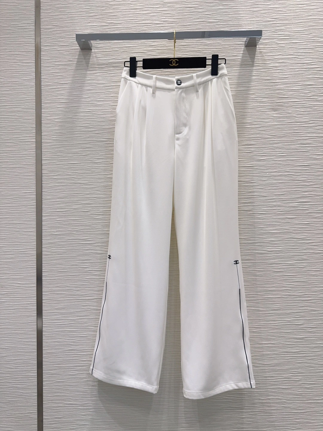 CHANEL(シャネル) 2026FW 合わせやすい セットアップ。 実寸目安:胸囲88 / 着丈46 / ウエスト66 / ヒップ100 / パンツ丈102