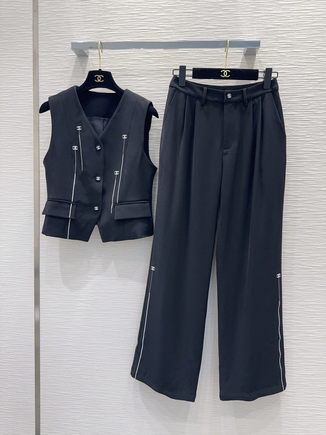 CHANEL(シャネル) 2026FW 合わせやすい セットアップ。 品番:75596。 実寸目安:胸囲88 / 着丈46 / ウエスト66 / ヒップ100 / パンツ丈102