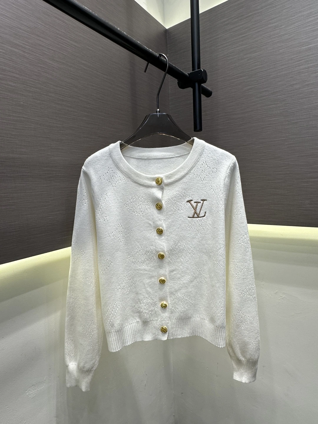 Louis Vuitton(ルイ・ヴィトン / LV) 刺繍・レタリング 長袖ニット。 品番:25321