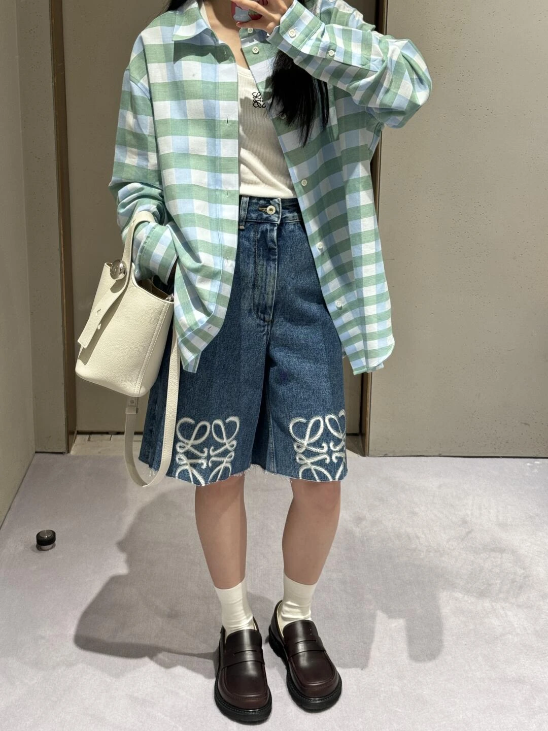 Loew 刺繍・ハイウエスト・すっきり見え デニムパンツ。 素材:デニム。 カラー:3色展開。 サイズ:S/M/L/XL