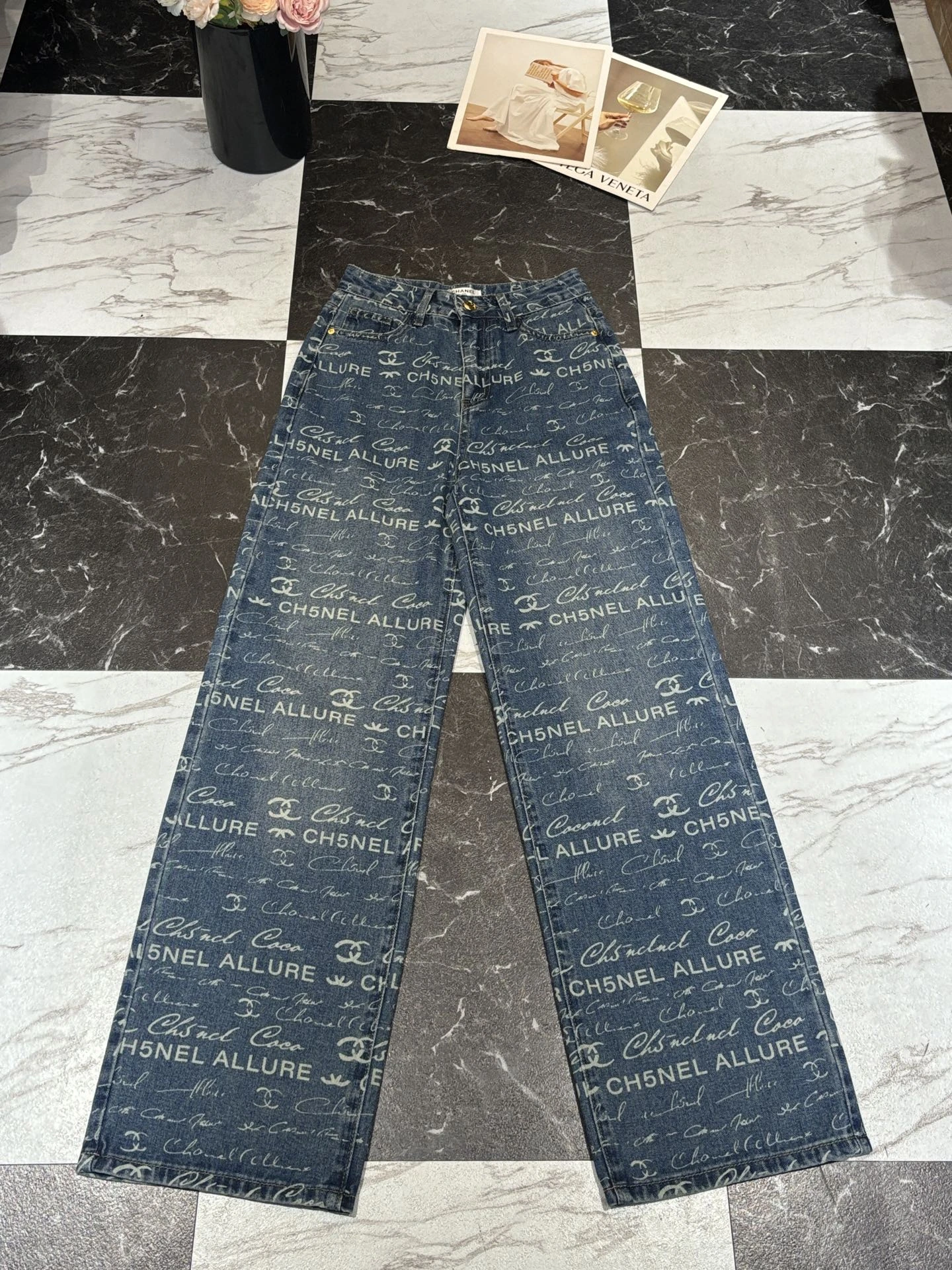 CHANEL(シャネル) ストレート・すっきり見え デニムパンツ。 素材:デニム。 カラー:1色展開。 サイズ:S/M/L/XL