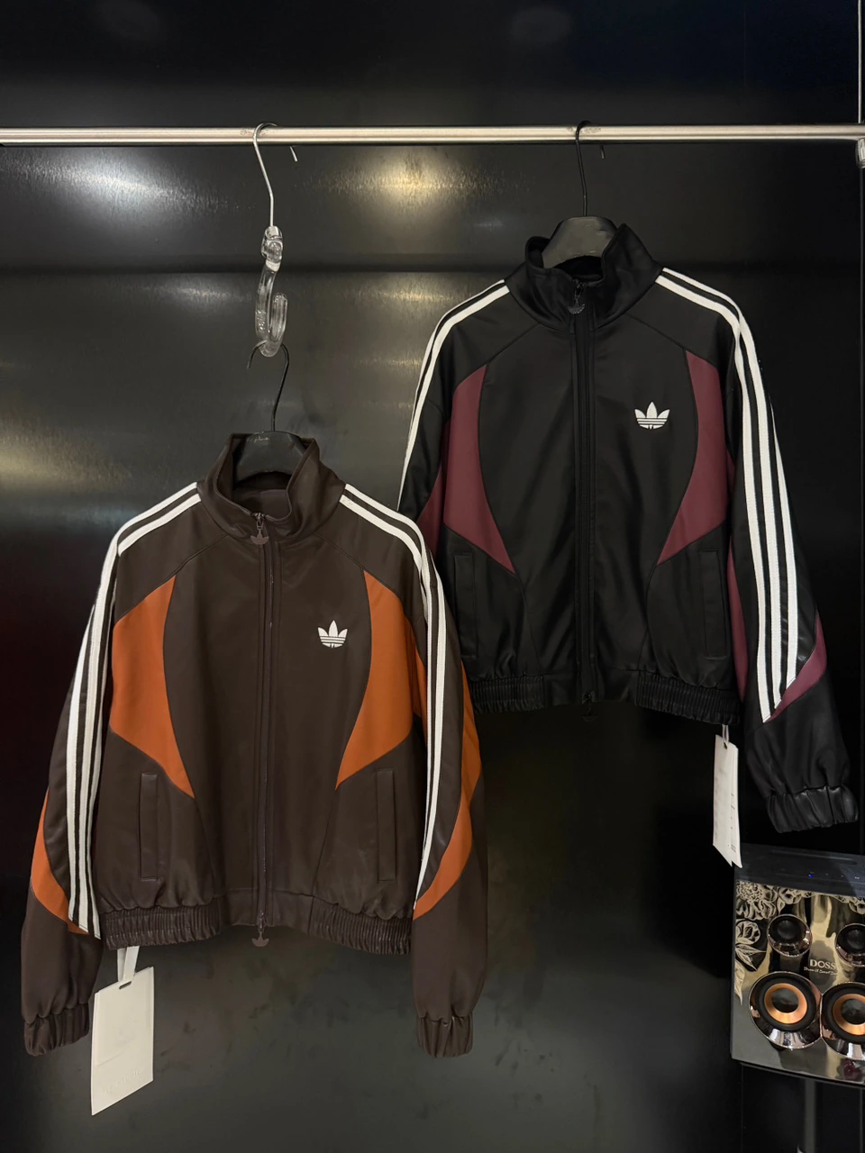 ヴィンテージ風・クロップド丈・スタンドカラー・ハリのある質感・エンボス加工 アウター。 サイズ:S/M/L。 在庫あり