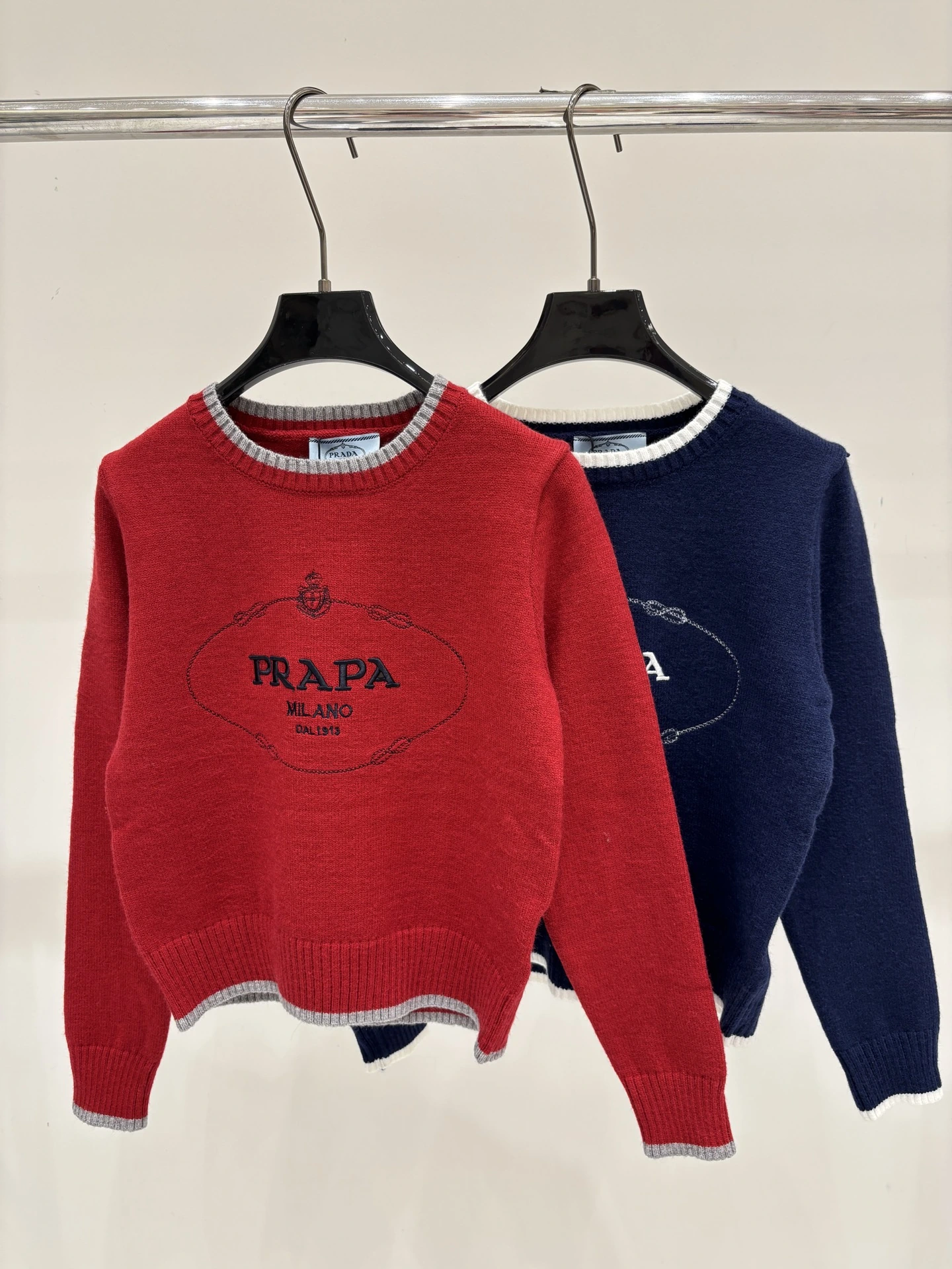 PRADA(プラダ) コントラスト配色・刺繍・ジャカード・クルーネック・リブ・レタリング トップス。 カラー:ネイビー / レッド。 サイズ:S/M/L