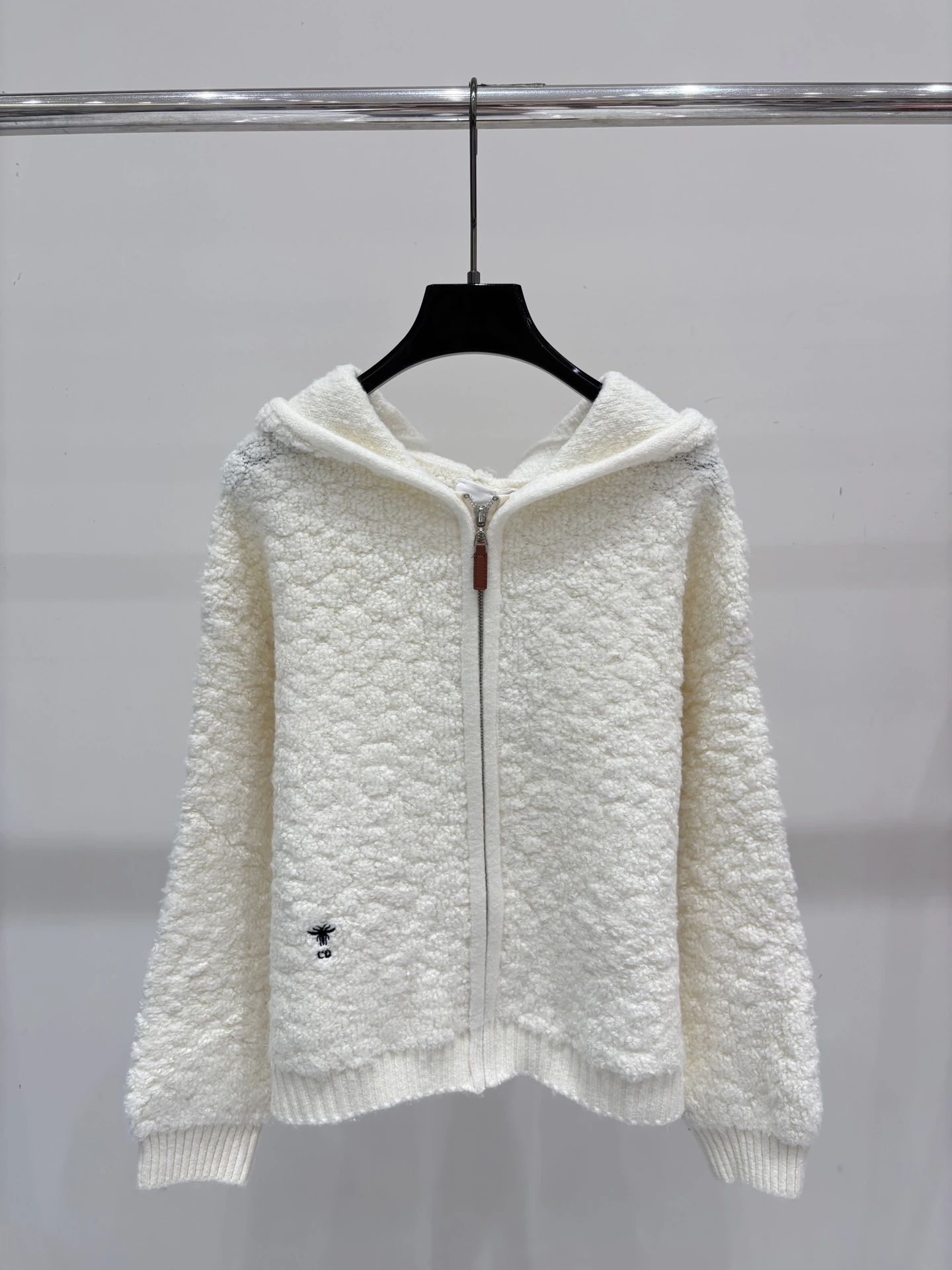 Dior(ディオール) 刺繍・グラフィック・ジャカード・フード付き・ジップ・ソフトな風合い・保温性・レタリング カーディガン。 カラー:ホワイト。 サイズ:S/M/L