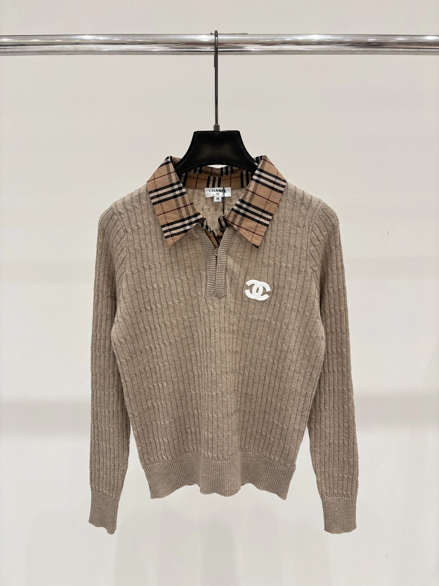 CHANEL(シャネル) コントラスト配色・ストライプ・ジャカード・襟付き・リブ・レタリング トップス。 カラー:カーキ。 サイズ:S/M/L