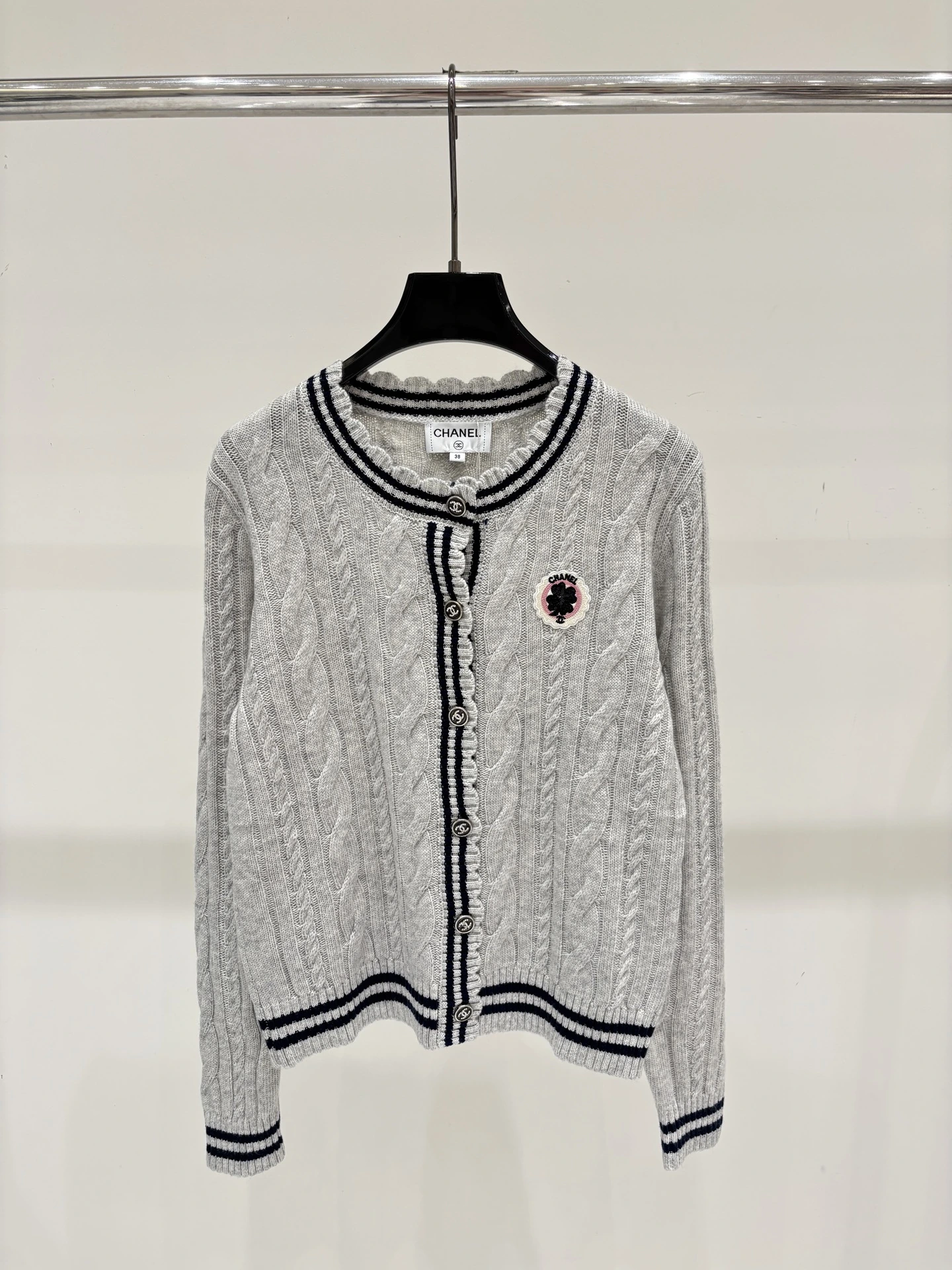 CHANEL(シャネル) 初秋 ストライプ・刺繍・ジャカード・クルーネック・リブ・レタリング カーディガン。 カラー:グレー。 サイズ:S/M/L