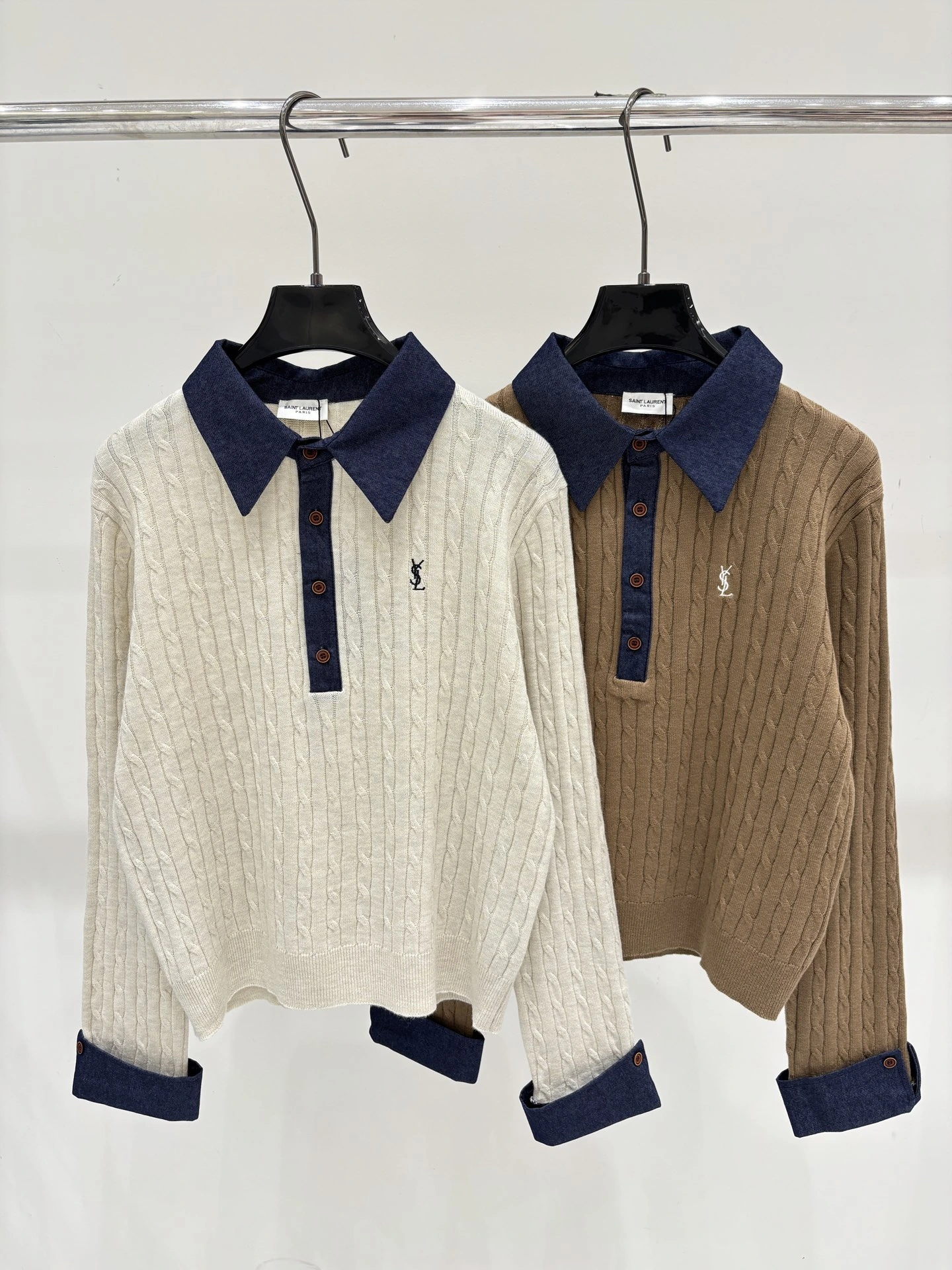 Saint Laurent(サンローラン) ストライプ・刺繍・ジャカード・襟付き・切替・リブ・レタリング トップス。 素材:デニム。 カラー:アプリコット / ブラウン。 サイズ:S/M/L
